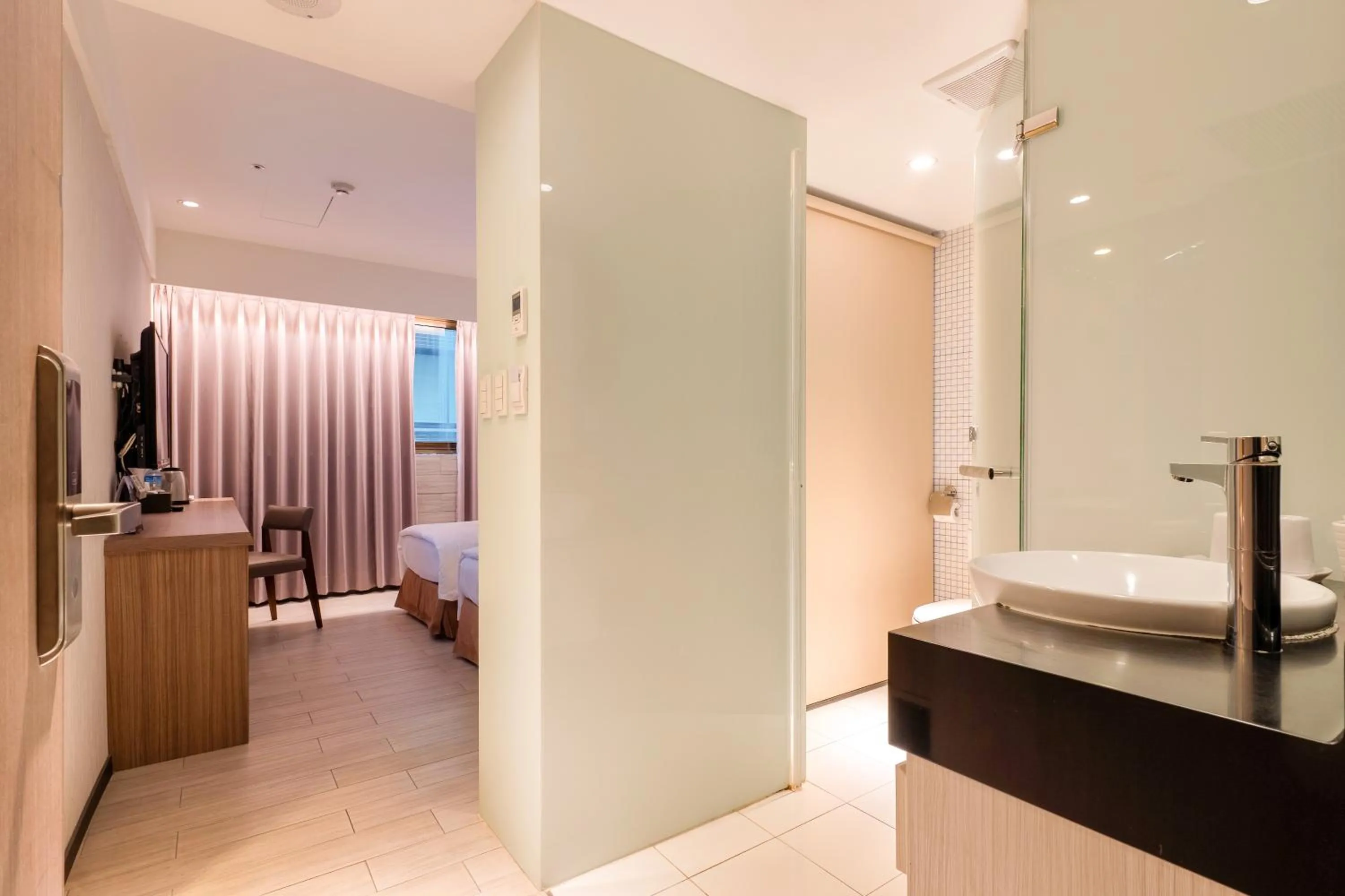 Shower, Bed in Guide Hotel Taipei Fuxing North