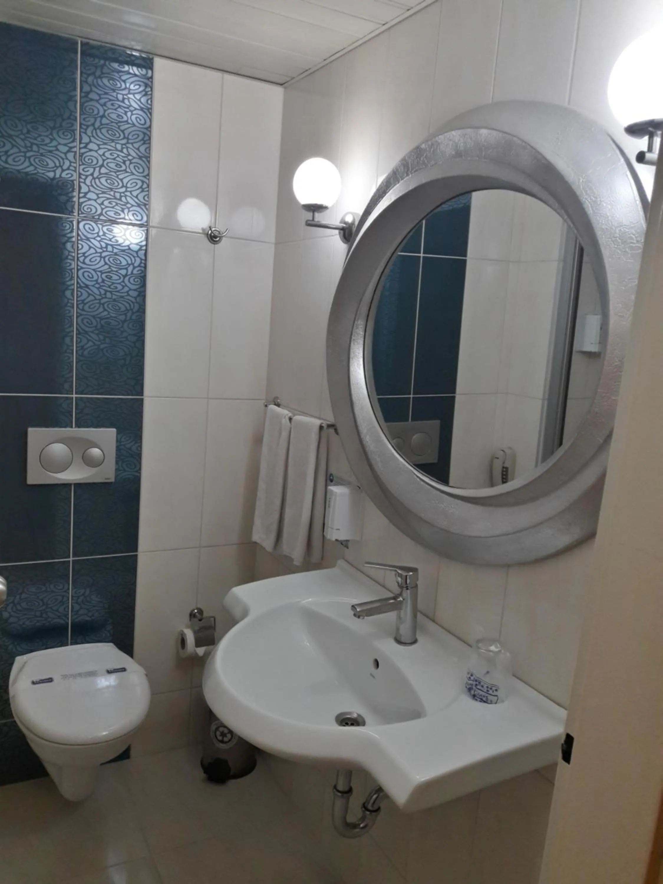 Bathroom in Cender Hotel