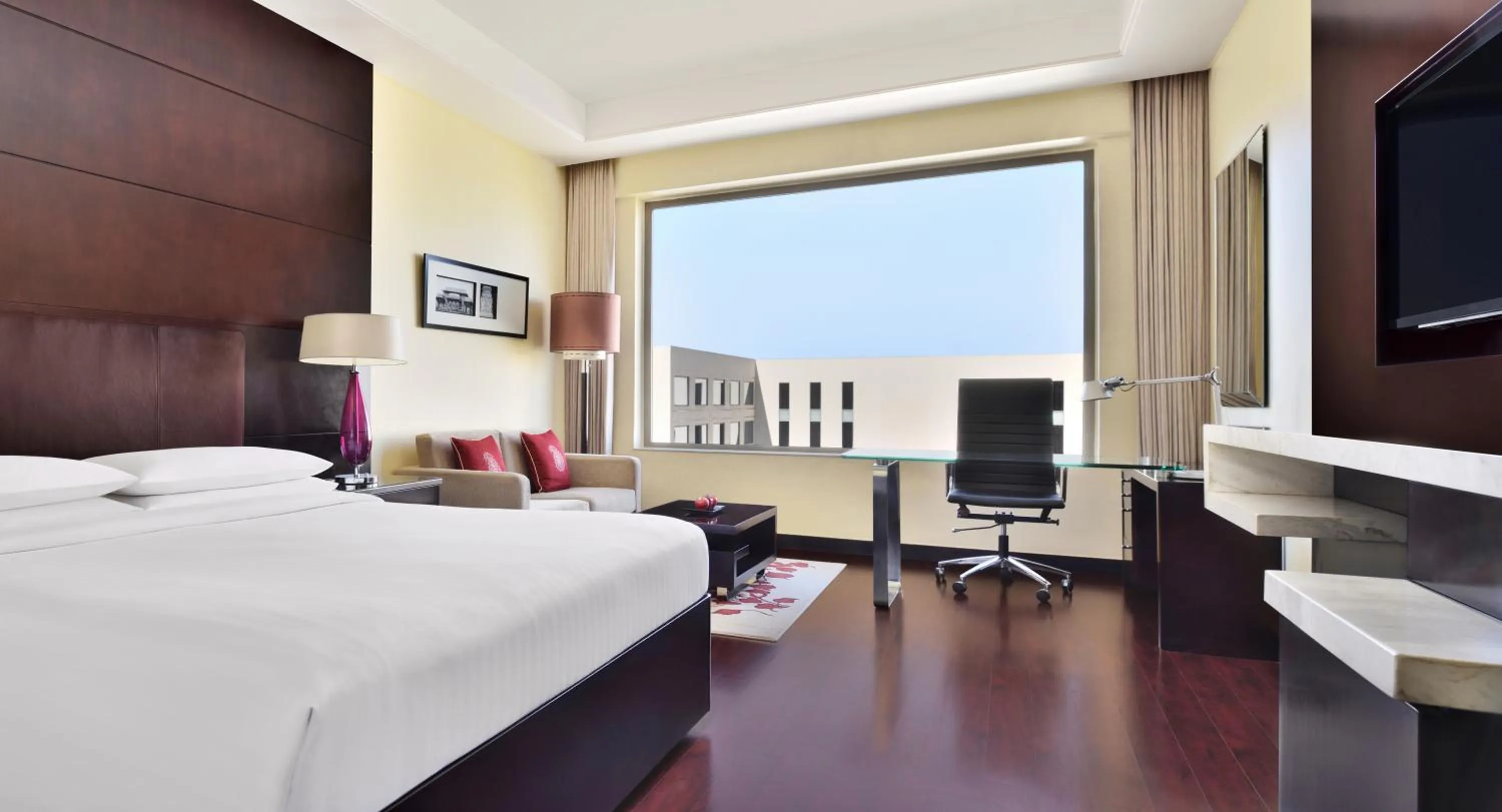 Bedroom, Bed in Jaipur Marriott Hotel