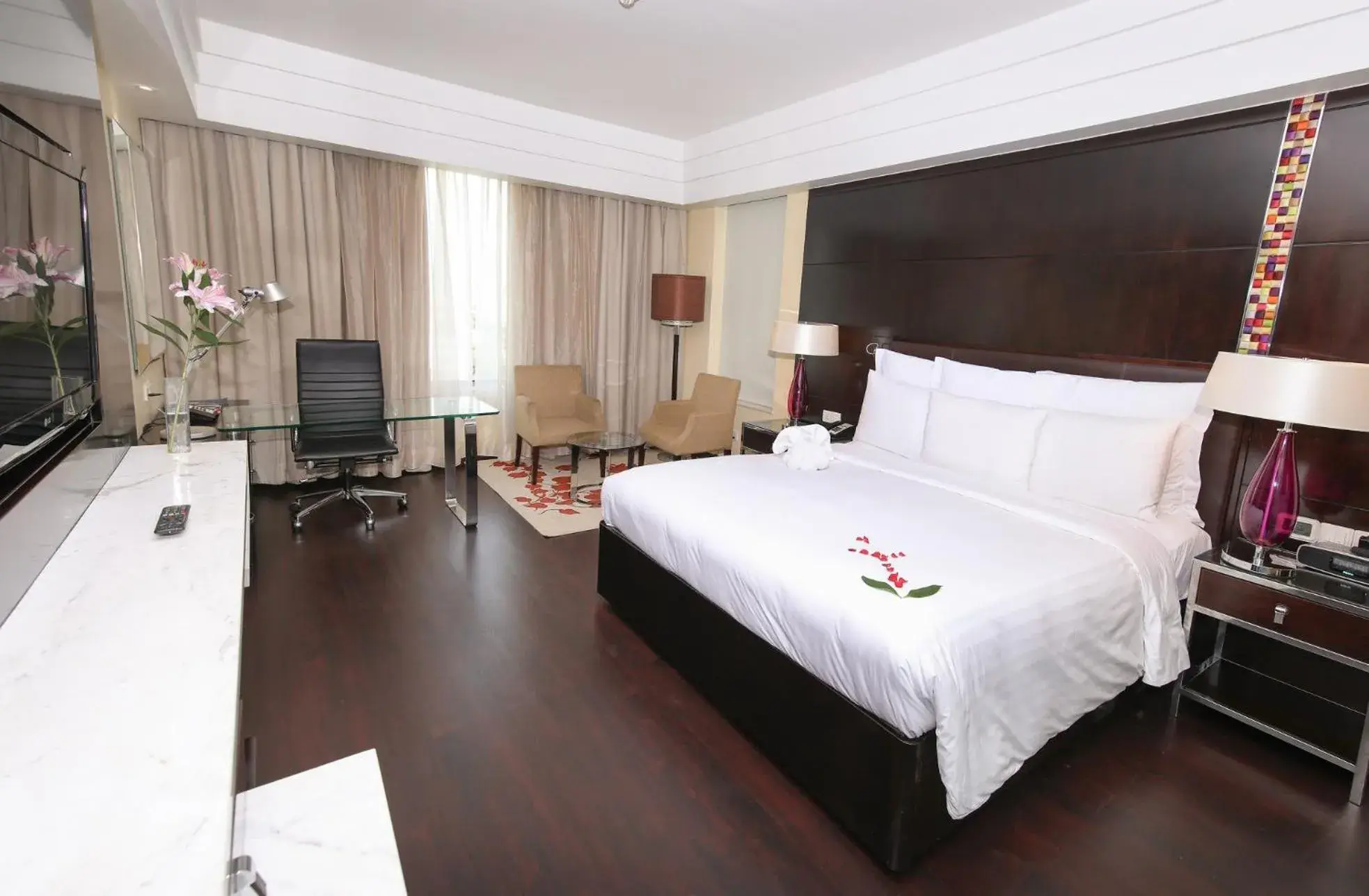 Executive King Twin Room with Bath Tub, Lounge Access, 30% discount on Spa treatments during 12:00 PM to 3PM (Not valid in conjunction with any other spa inclusion), Buy one and get one beer on selected brands during 12PM – 6PM at Lounge 18 - single occupancy in Jaipur Marriott Hotel Executive King Twin Room with Bath Tub, Lounge Access, 30% discount on Spa treatments during 12:00 PM to 3PM (Not valid in conjunction with any other spa inclusion), Buy one and get one beer on selected brands during 12PM – 6PM at Lounge 18 - single occupancy in Jaipur Marriott Hotel