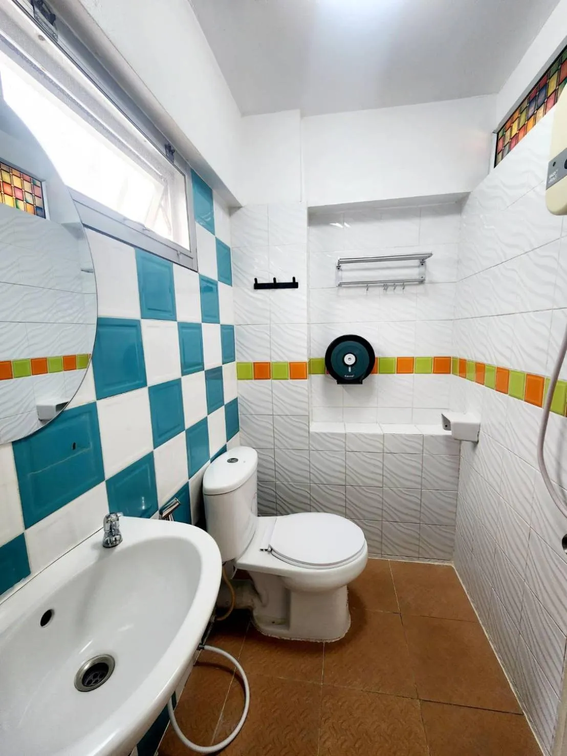 Shower in Khaosan Art Hotel