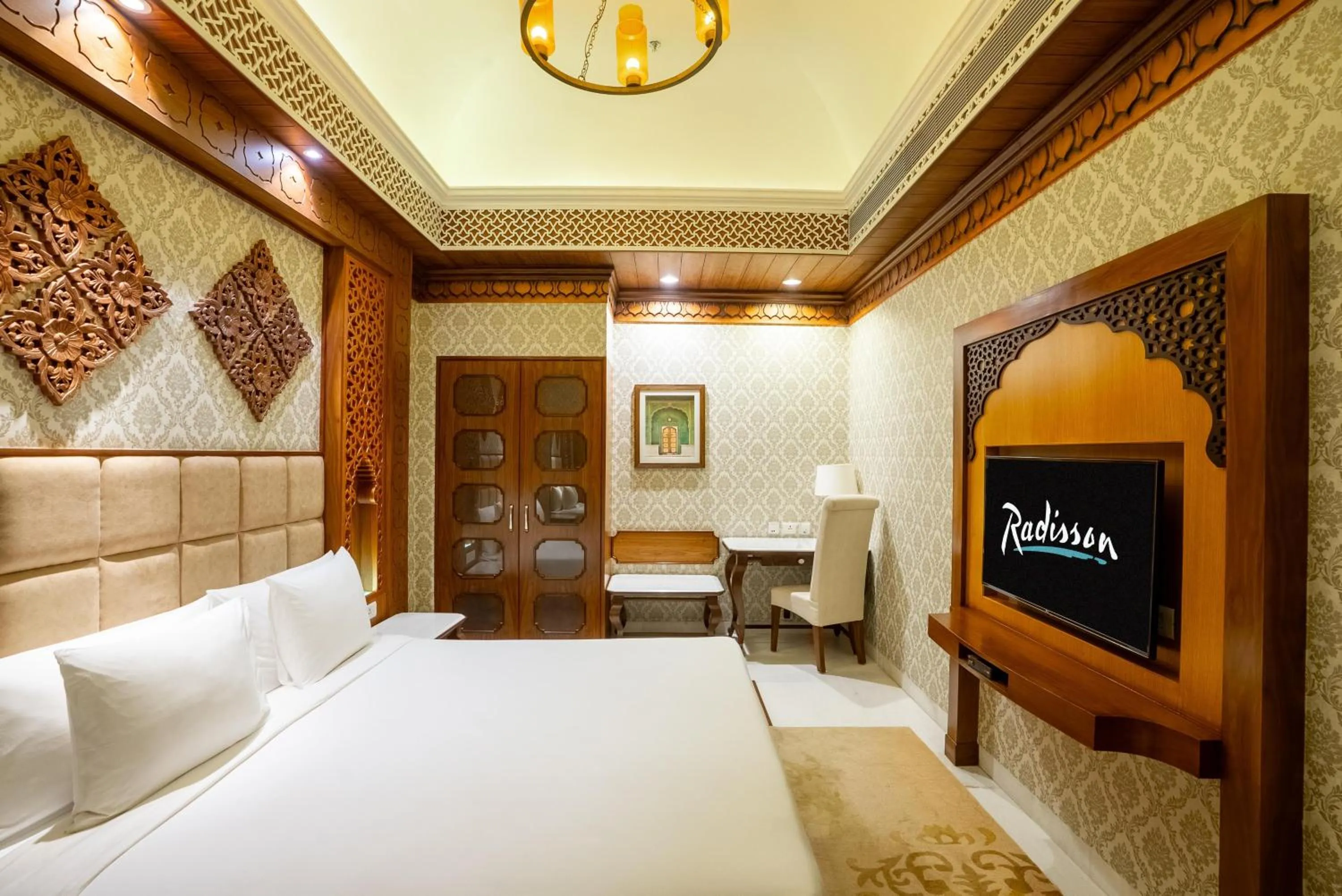 Photo of the whole room, Bed in Radisson Jodhpur