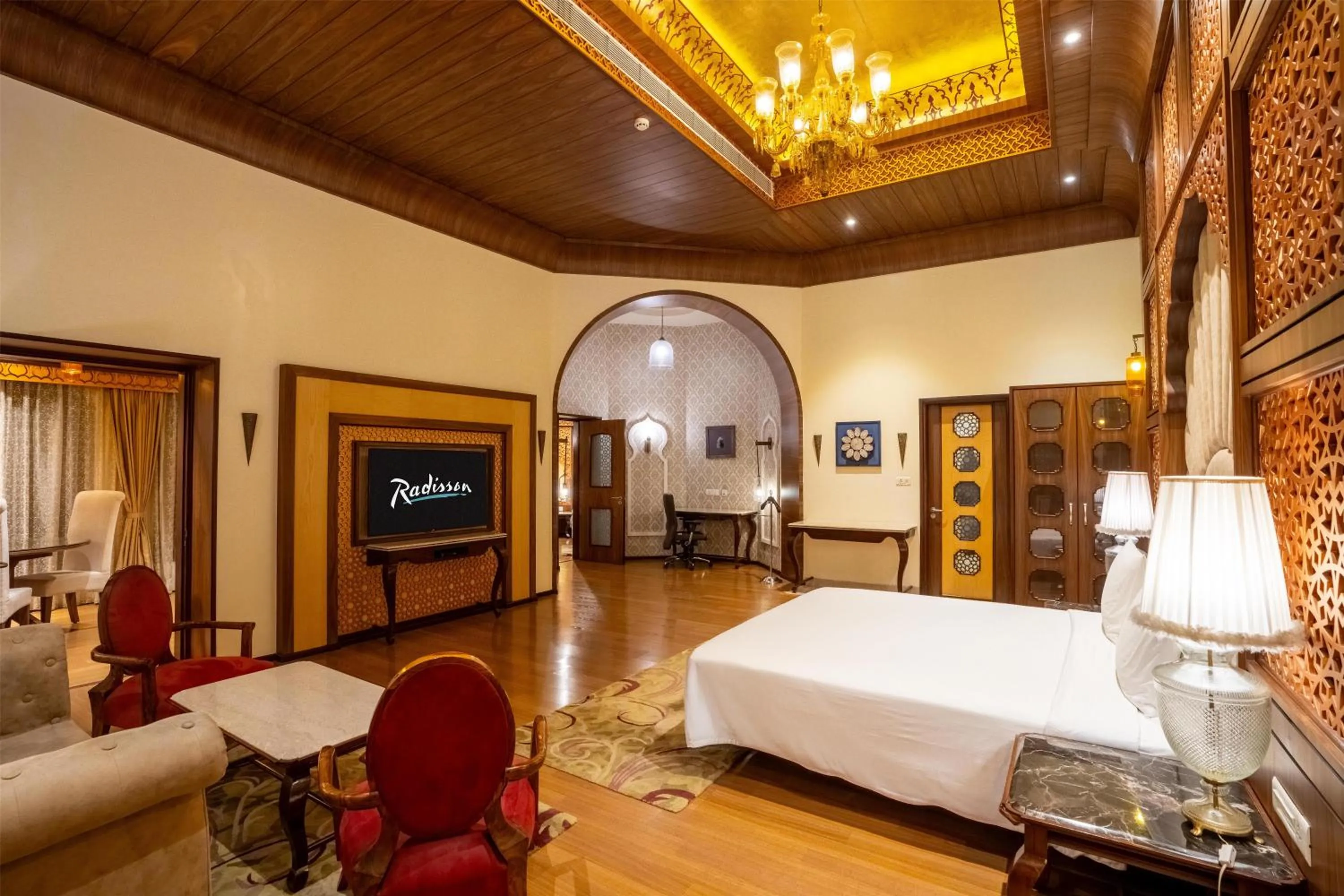 Photo of the whole room, Bed in Radisson Jodhpur