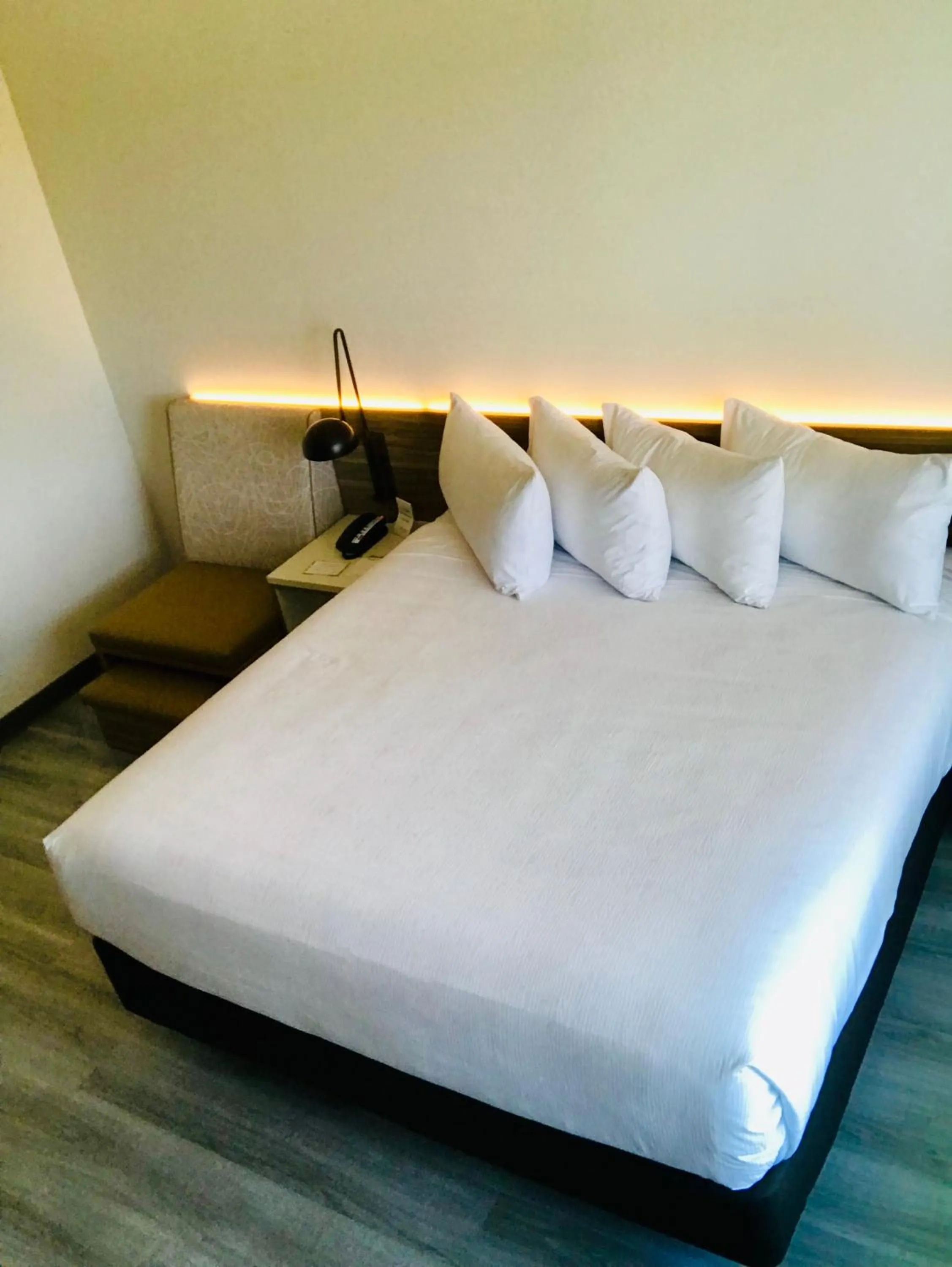 Bed in Wyndham Garden Ft Lauderdale Airport & Cruise Port