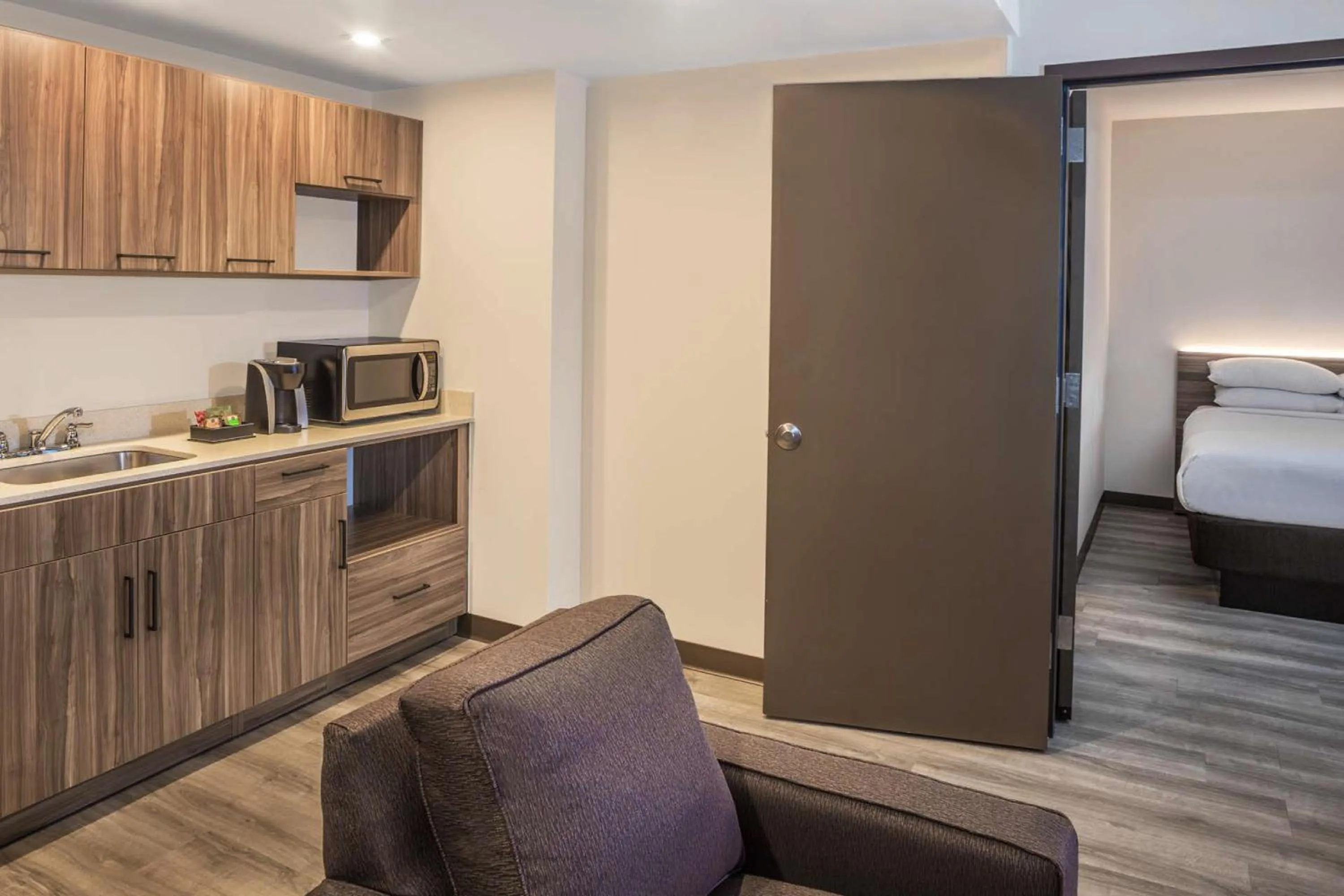 Coffee/tea facilities, Bed in Wyndham Garden Ft Lauderdale Airport & Cruise Port