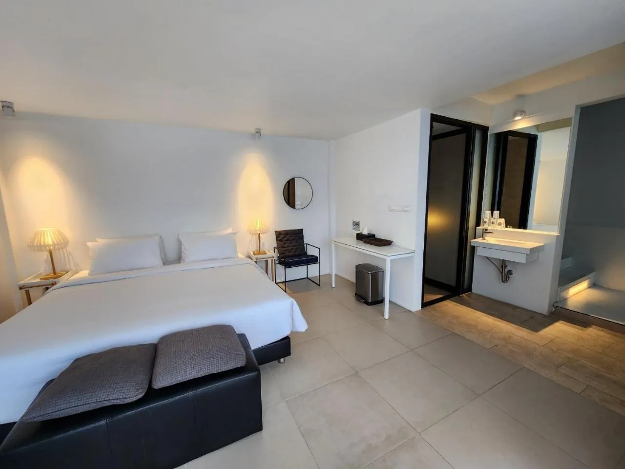 Photo of the whole room, Bed in POR Santitham