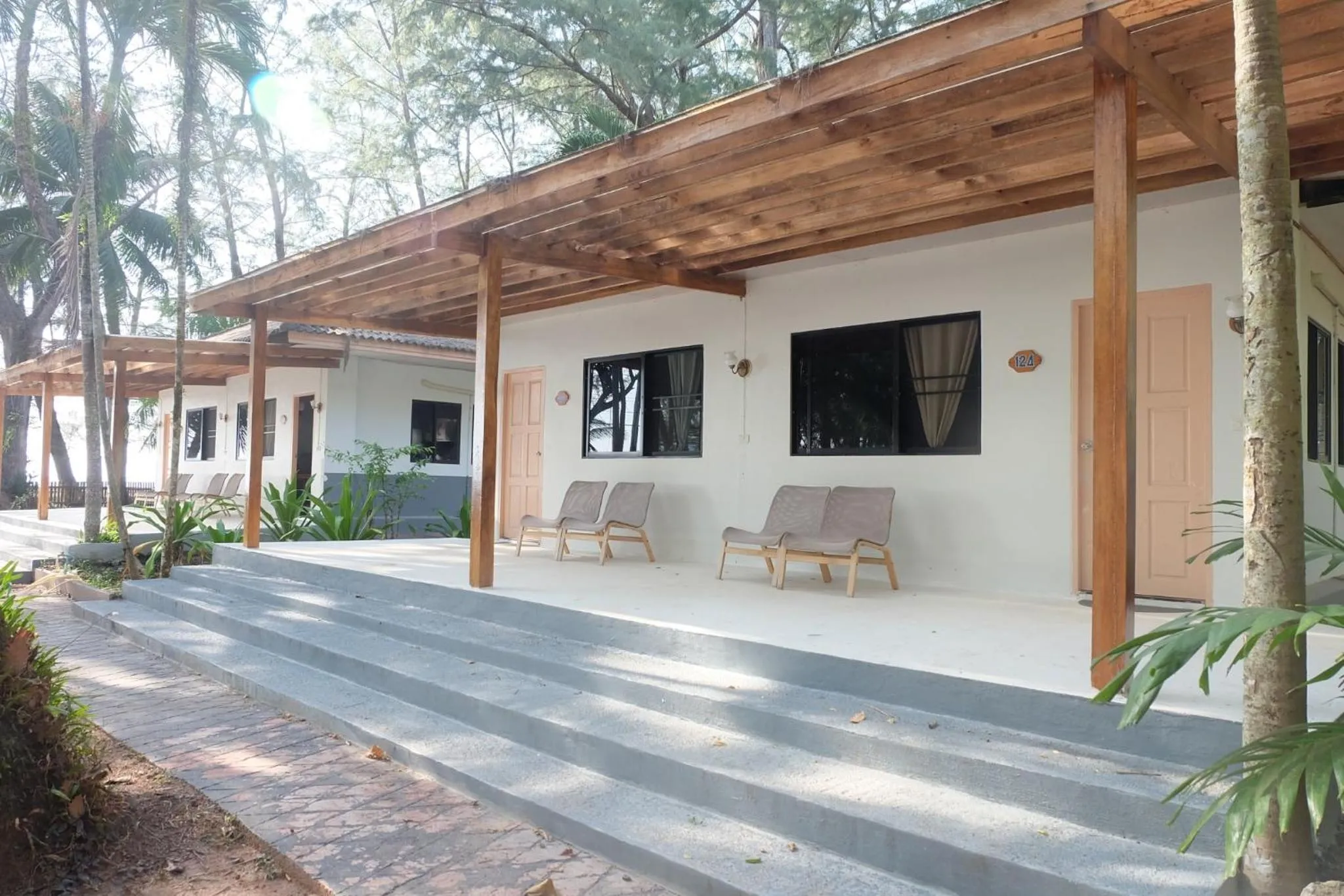 Guests in Pakmeng Resort