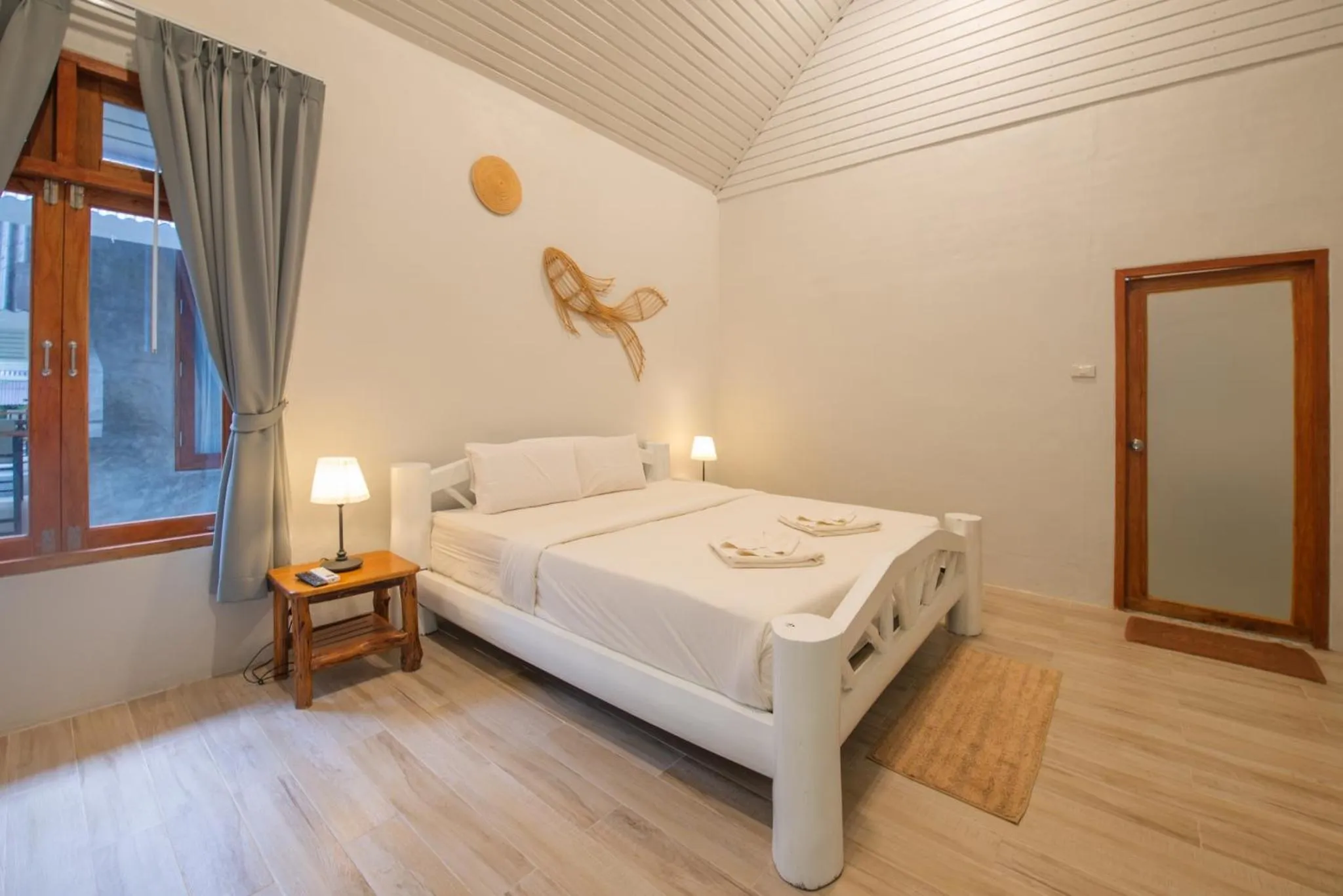 Photo of the whole room, Bed in Pakmeng Resort