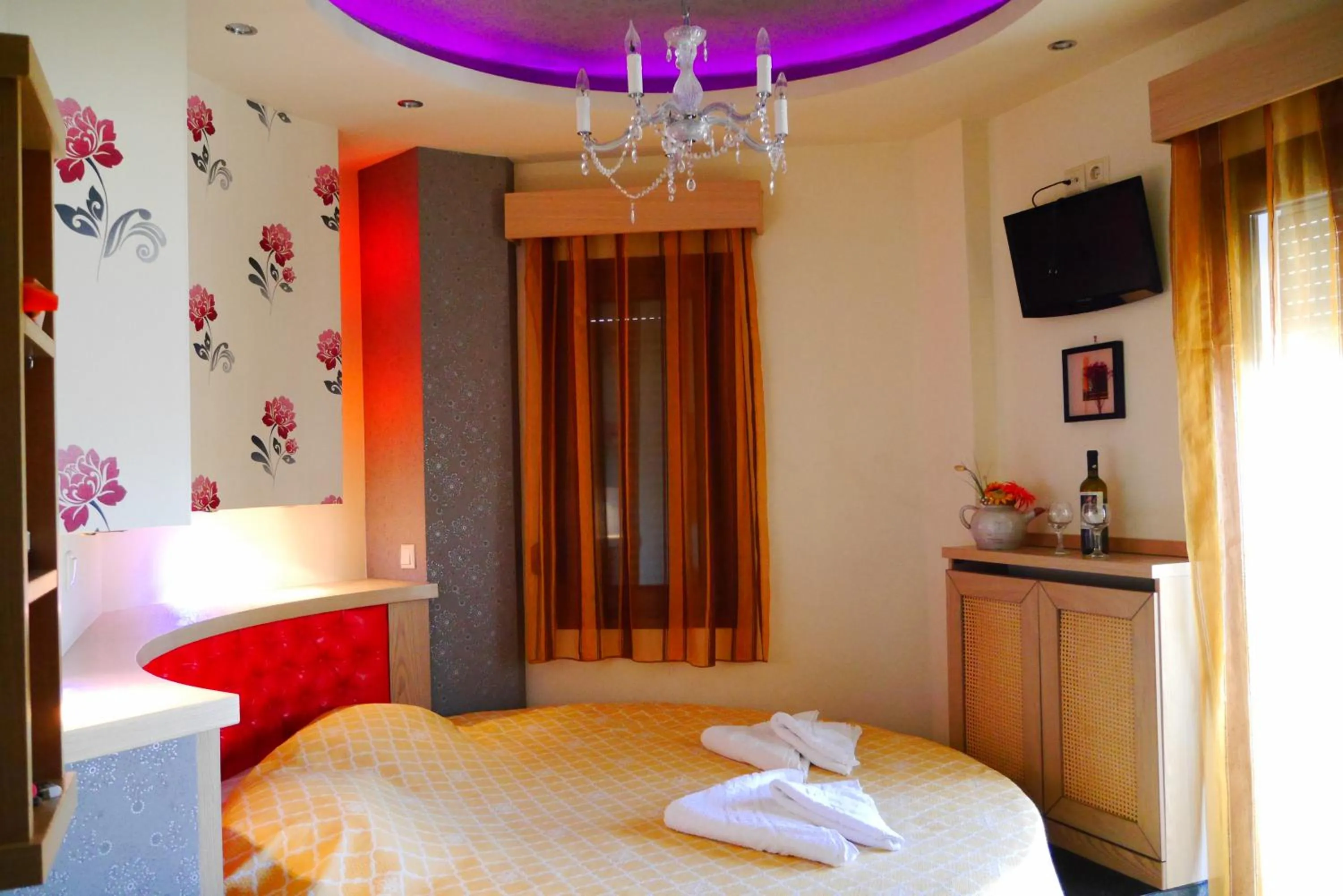 Bedroom, Bed in Captain's Beach Apartments