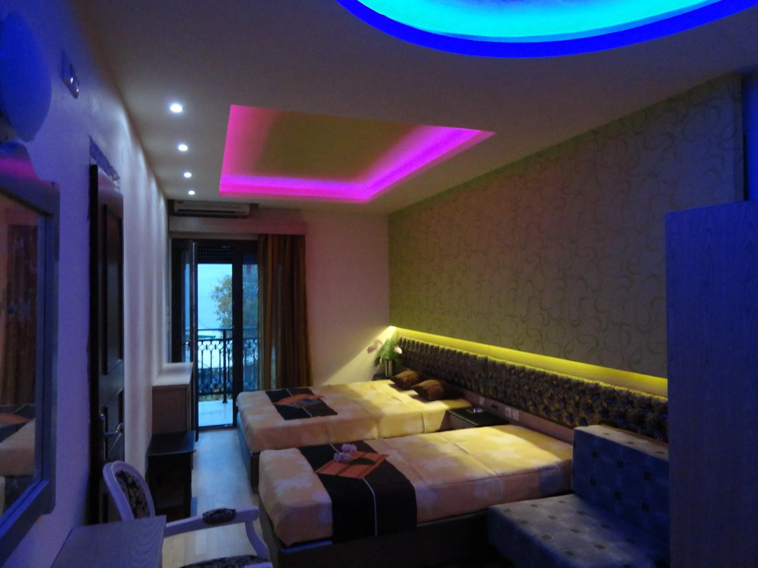 TV and multimedia, Bed in Captain's Beach Apartments