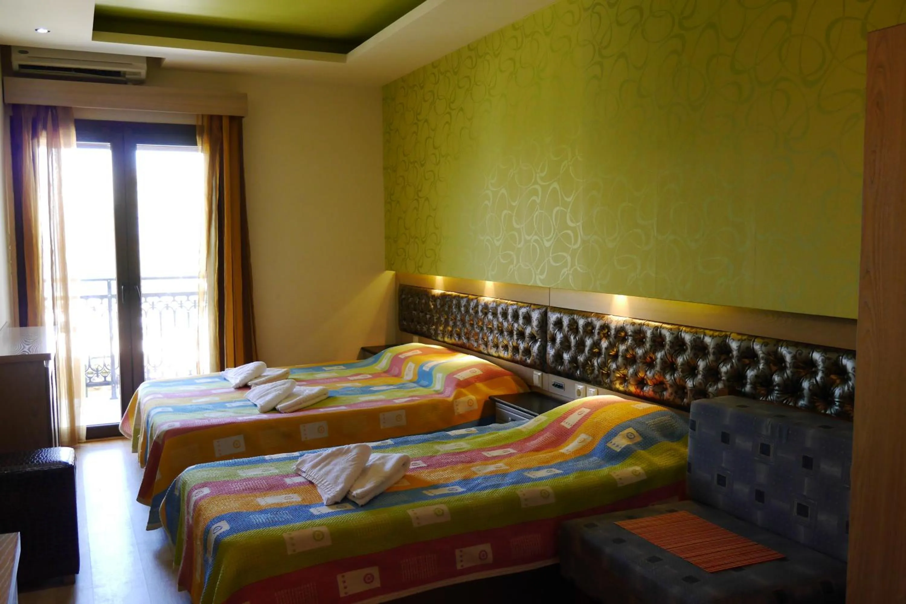 Photo of the whole room, Bed in Captain's Beach Apartments