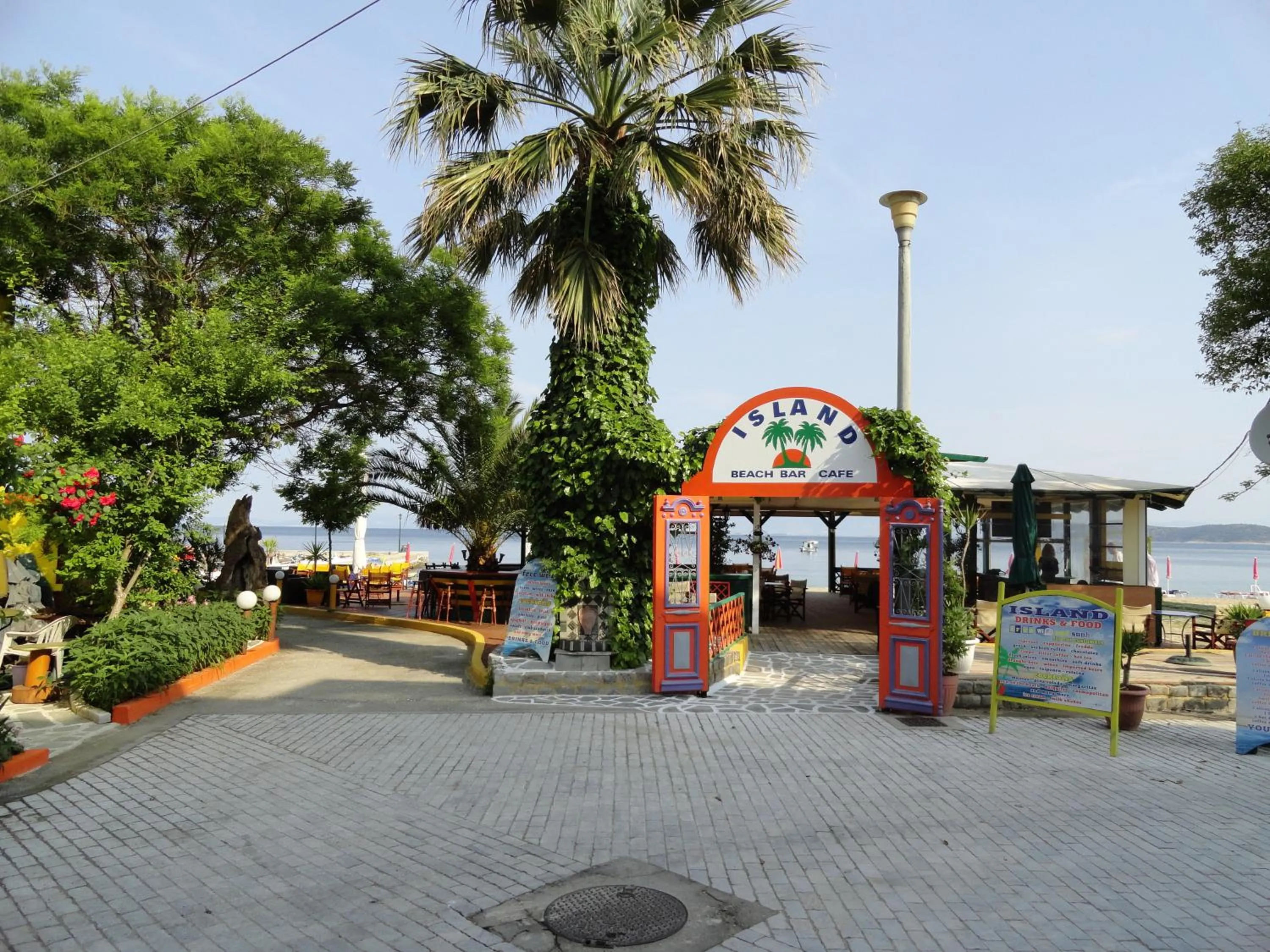 Facade/entrance in Captain's Beach Apartments
