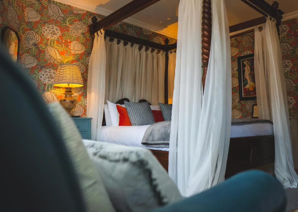 Bedroom, Bed in The Swan at Tarporley