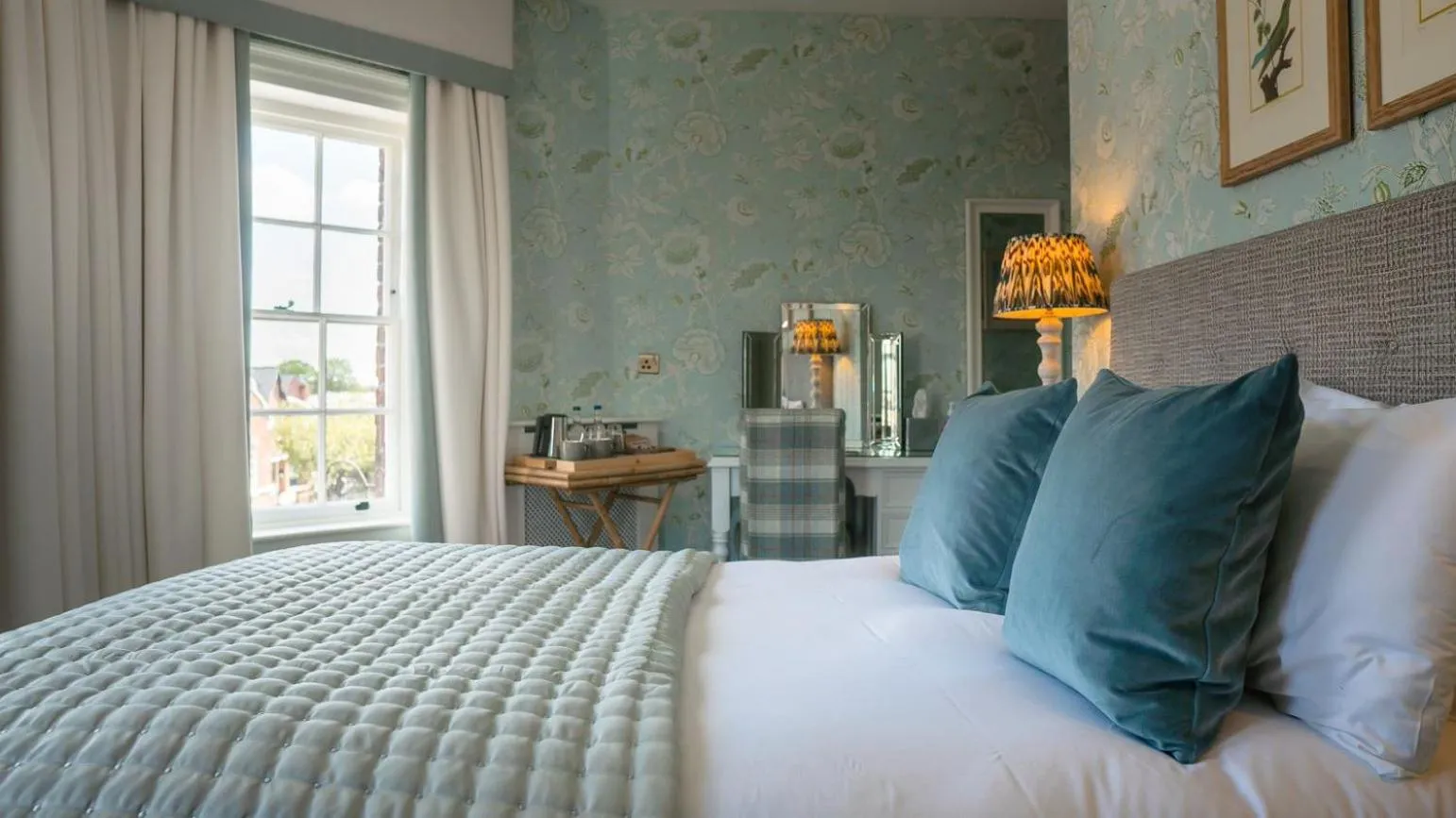 Photo of the whole room, Bed in The Swan at Tarporley