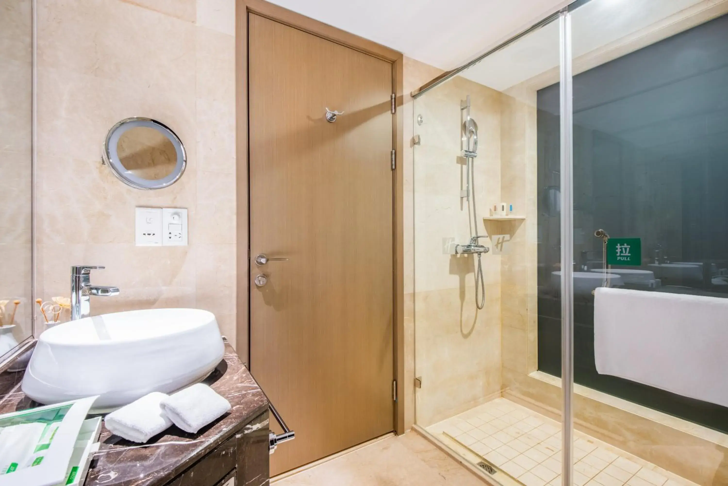 One-Bedroom Suite in Holiday Inn Nanjing Aqua City by IHG One-Bedroom Suite in Holiday Inn Nanjing Aqua City by IHG