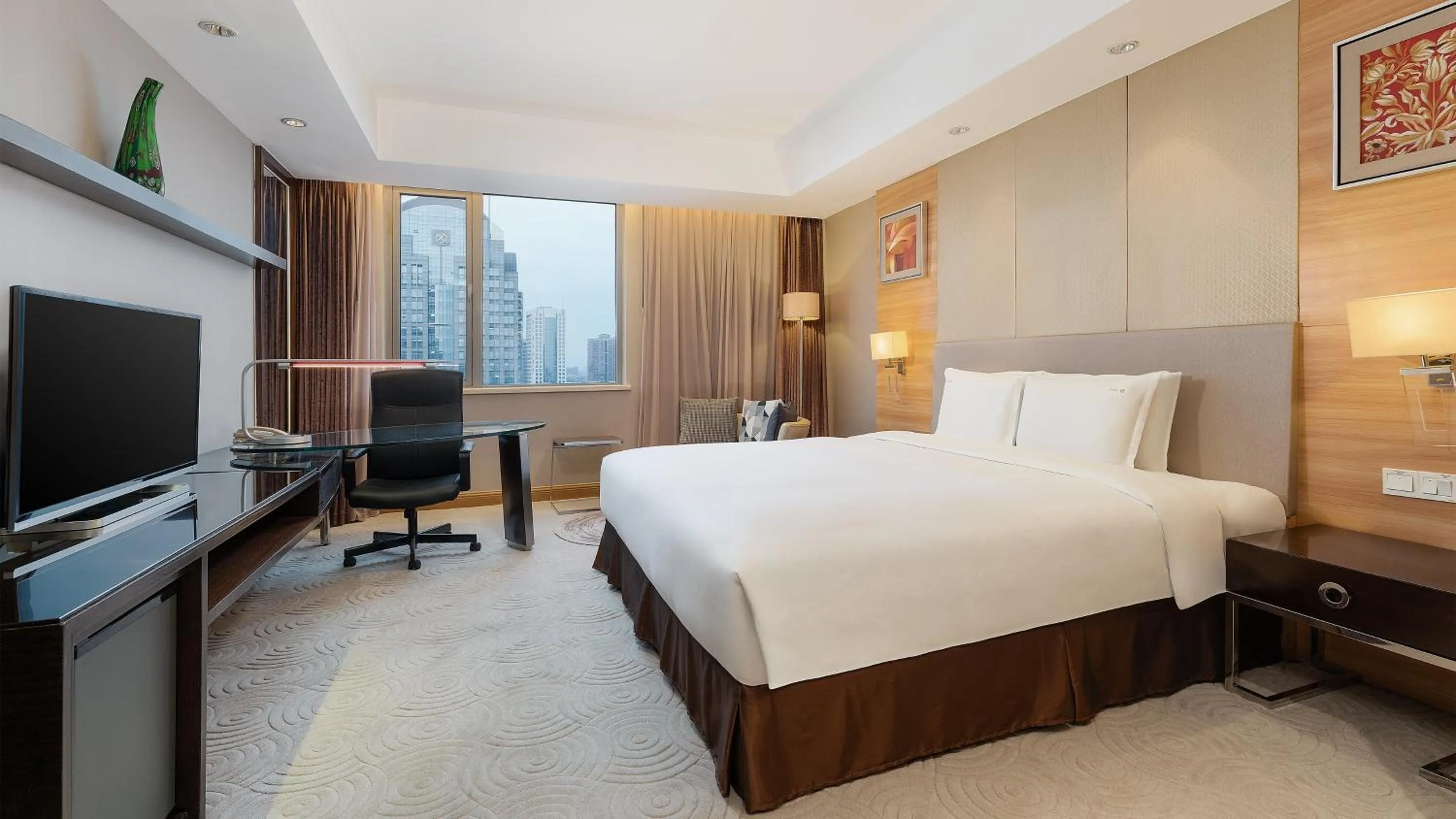 Photo of the whole room, Bed in Holiday Inn Nanjing Aqua City by IHG