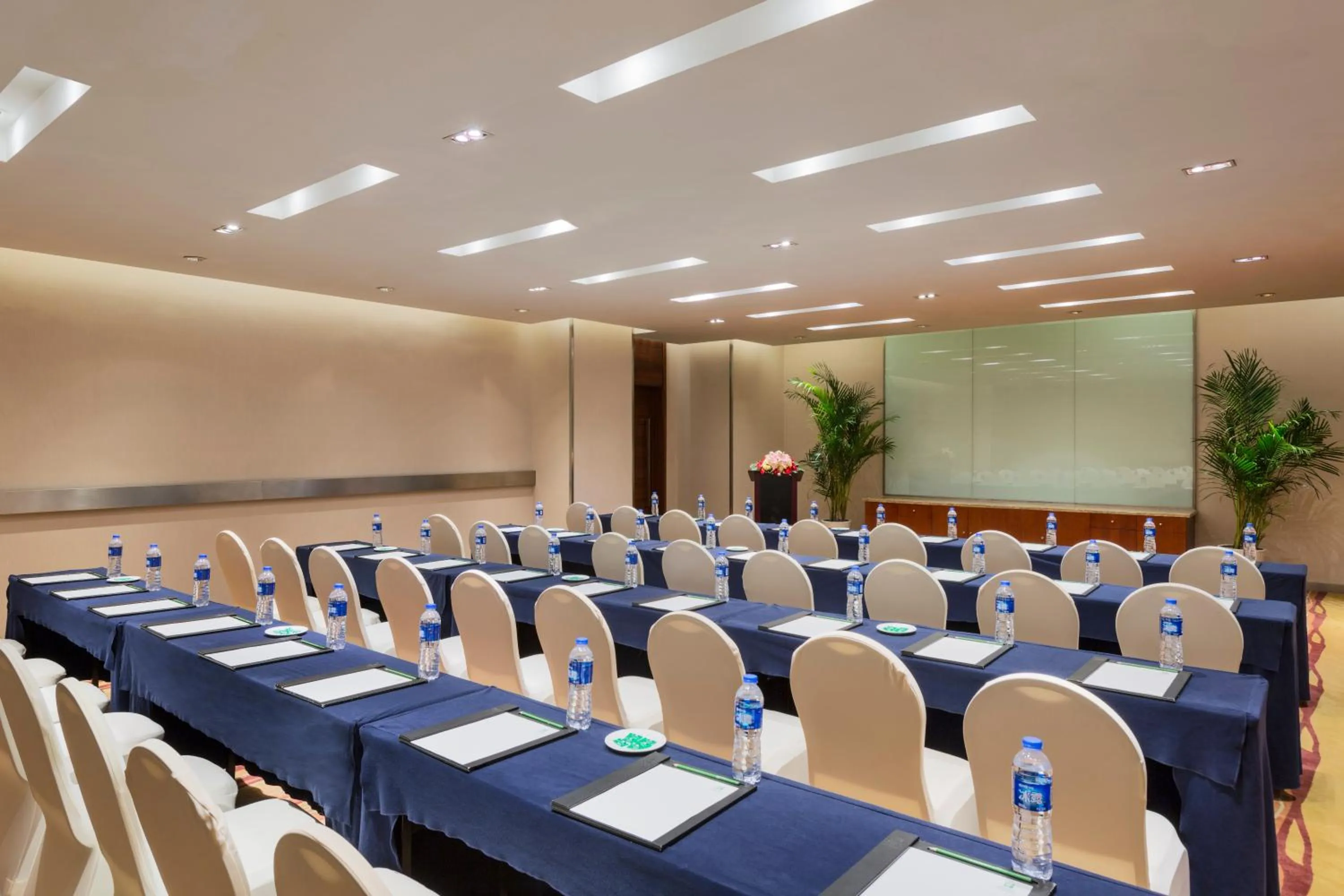 Meeting/conference room in Holiday Inn Nanjing Aqua City by IHG