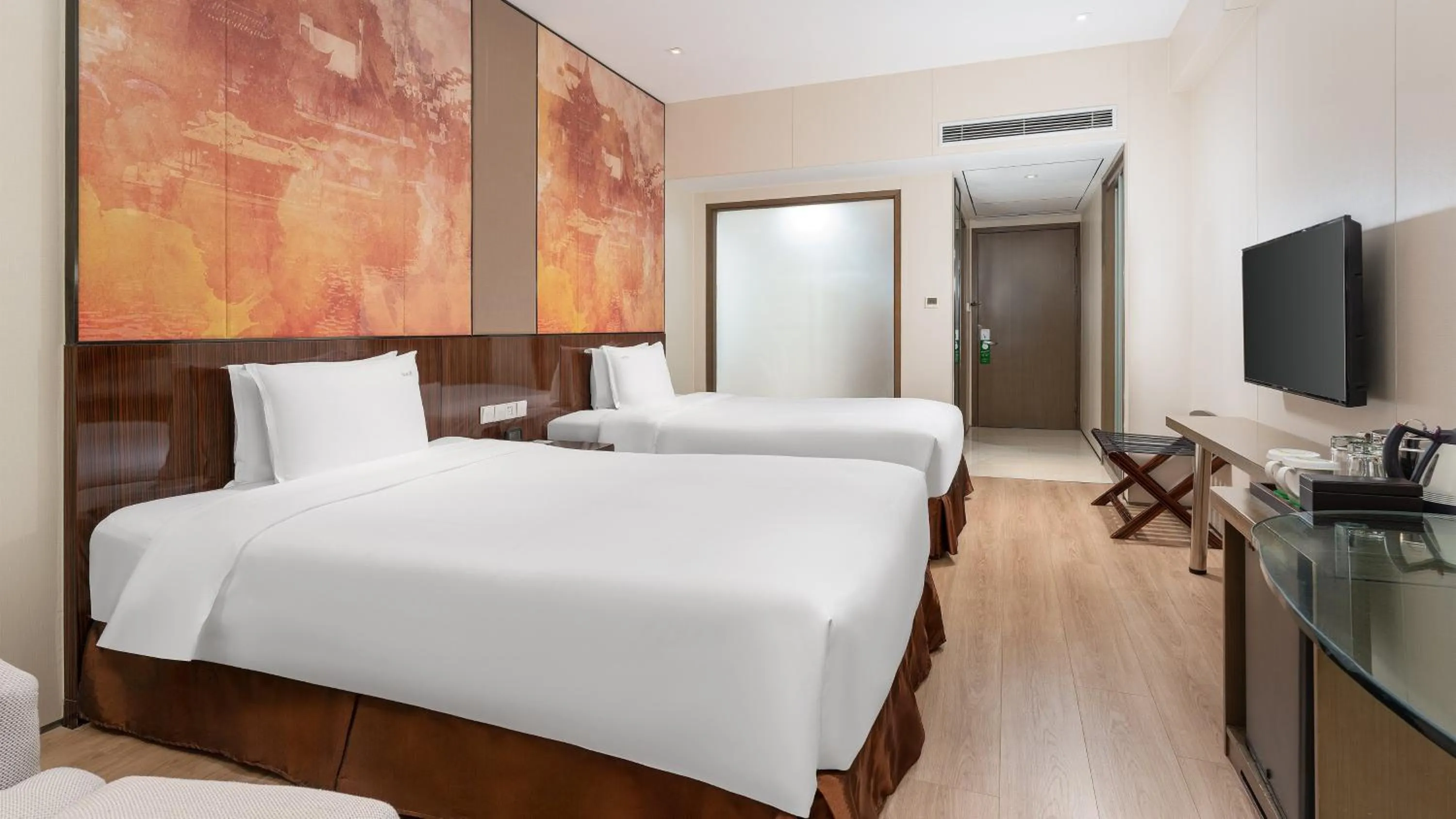 Photo of the whole room, Bed in Holiday Inn Nanjing Aqua City by IHG