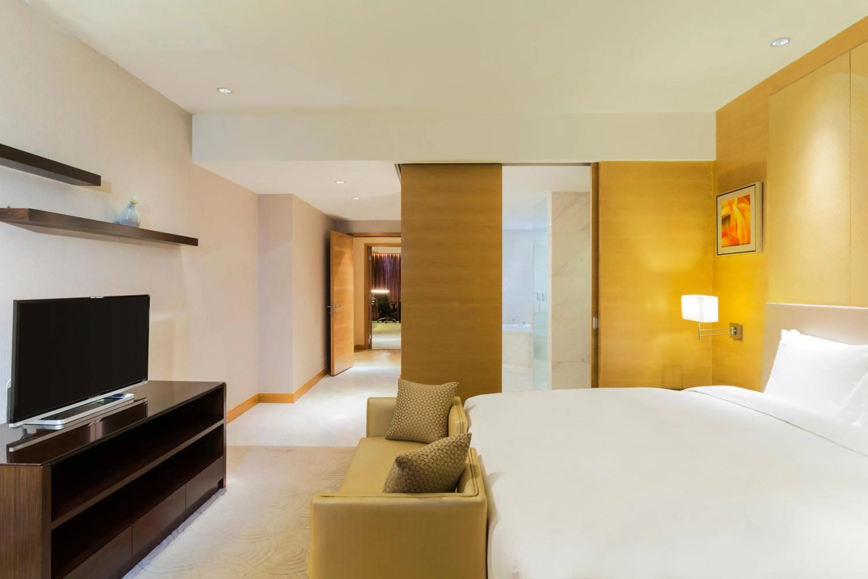 Photo of the whole room, Bed in Holiday Inn Nanjing Aqua City by IHG