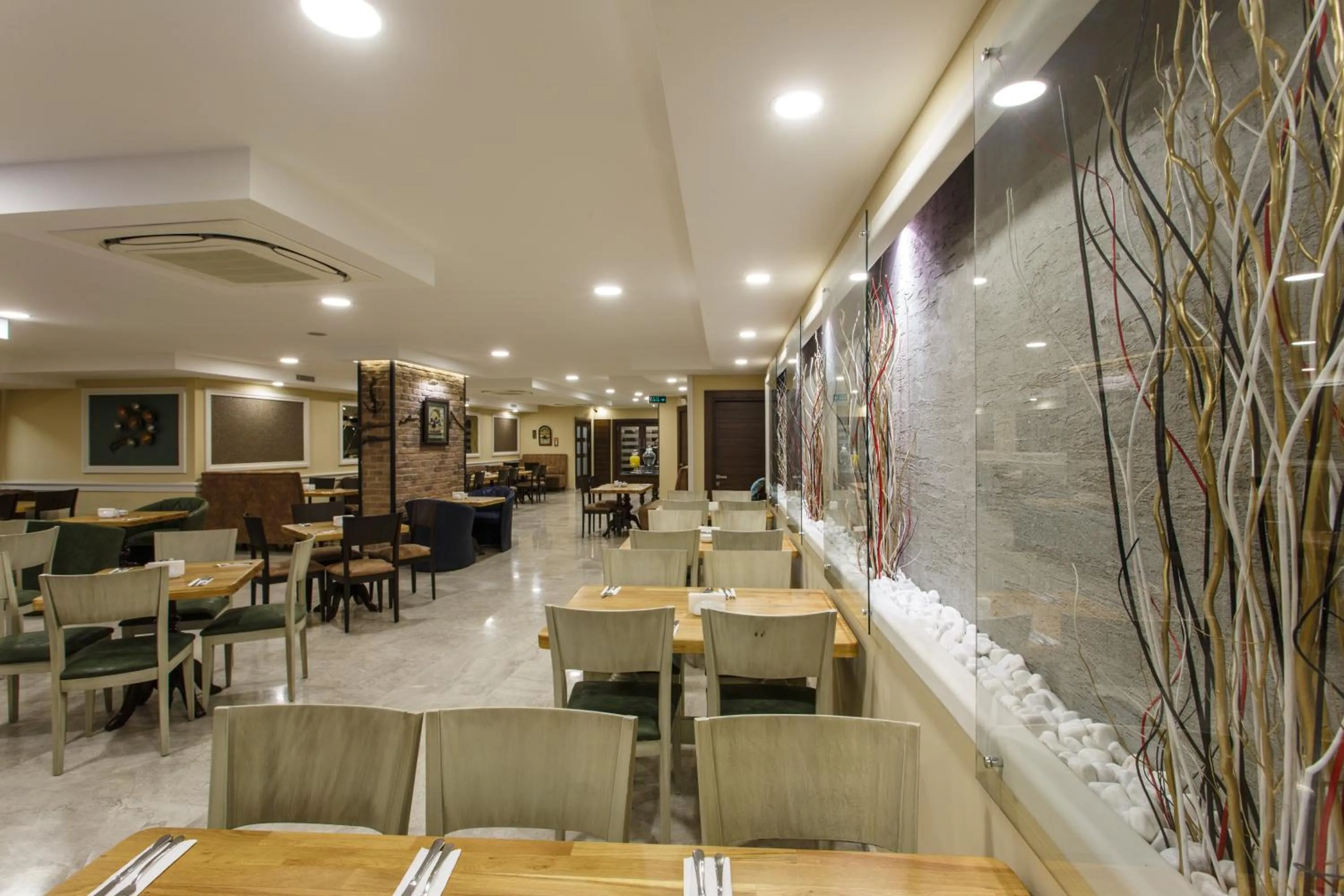 Restaurant/places to eat in Antroyal Hotel