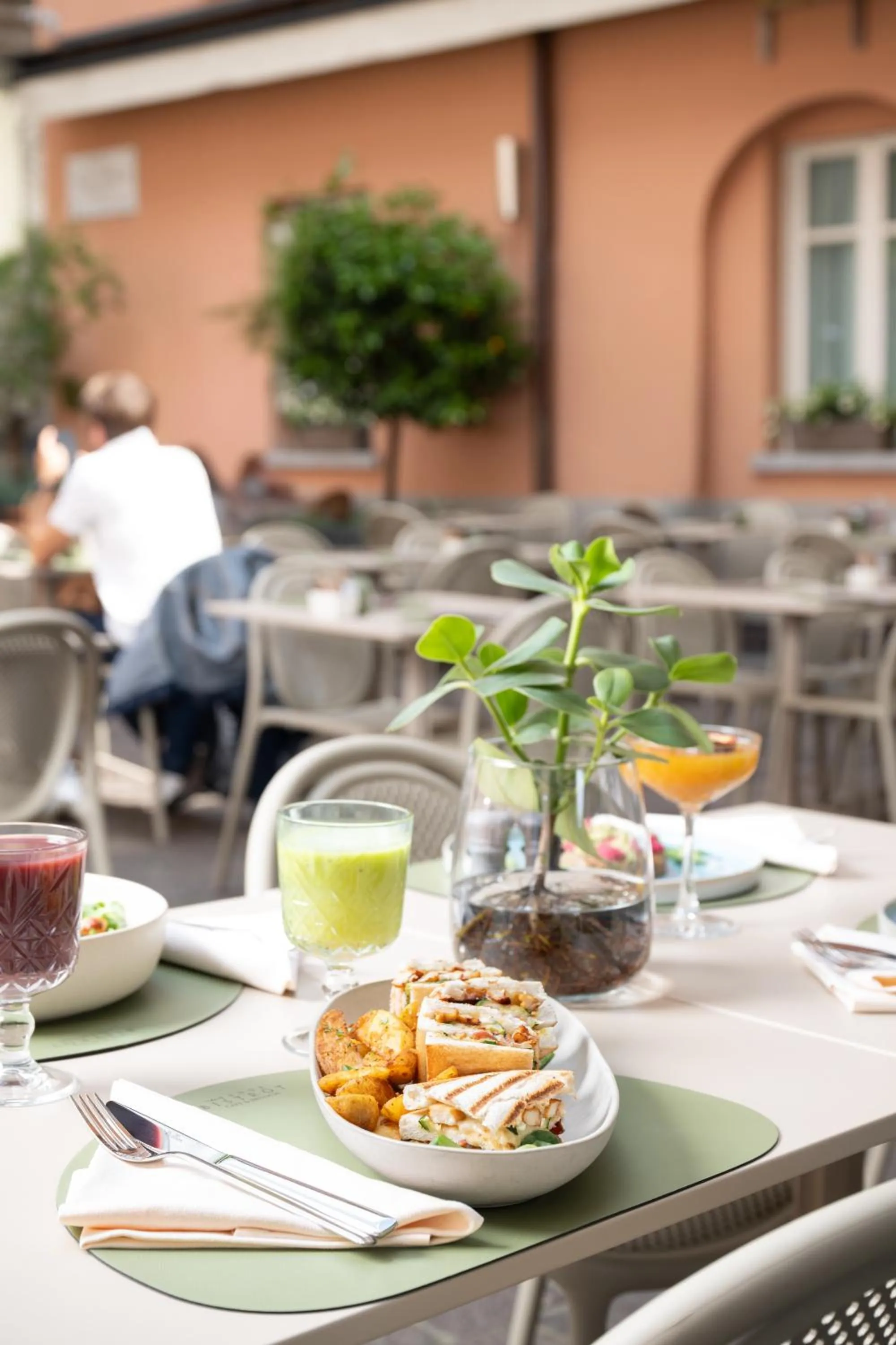 Restaurant/places to eat in Avenue Boutique Hotel