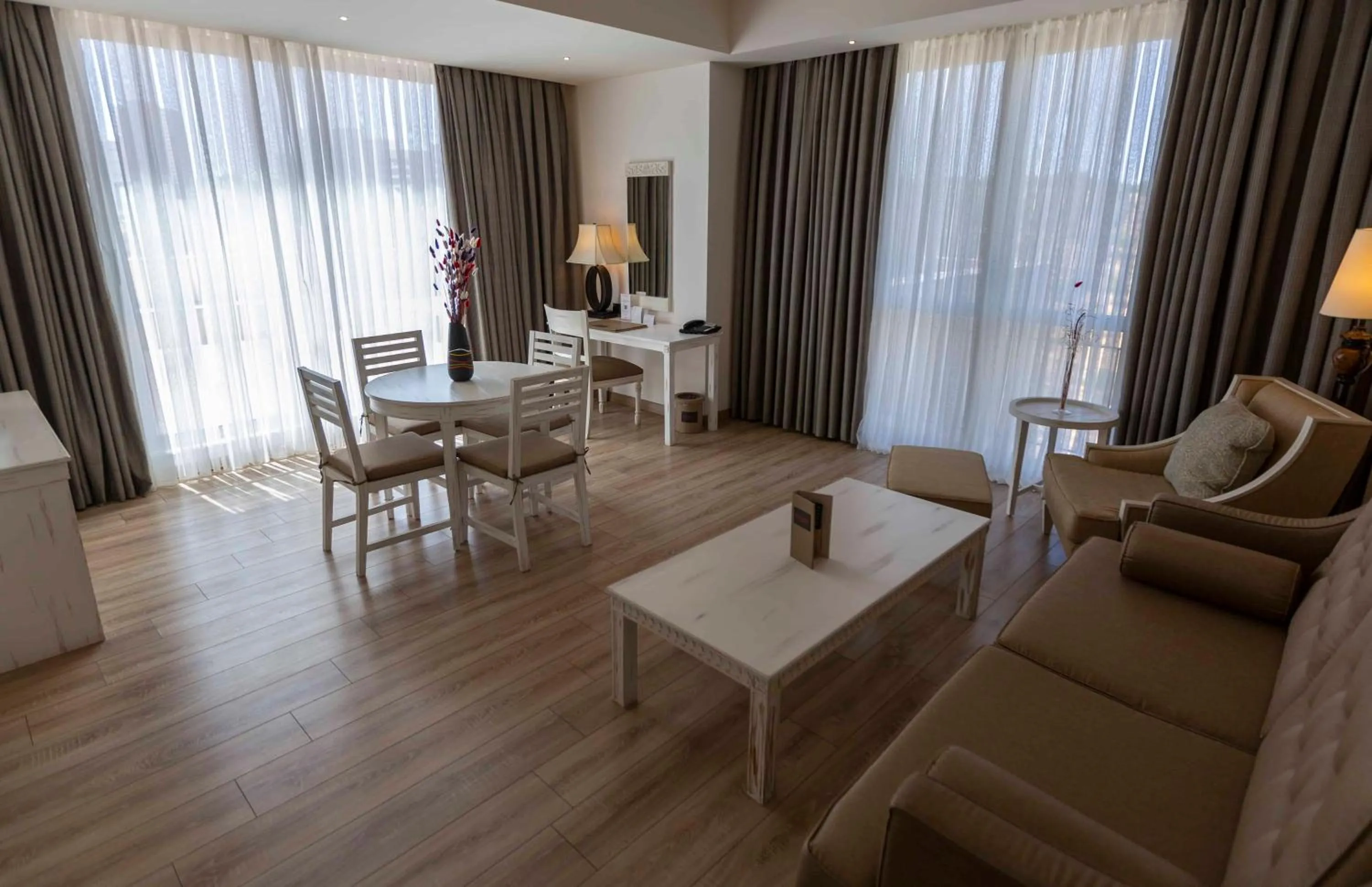 Living room in Ramada Plaza by Wyndham Mardin