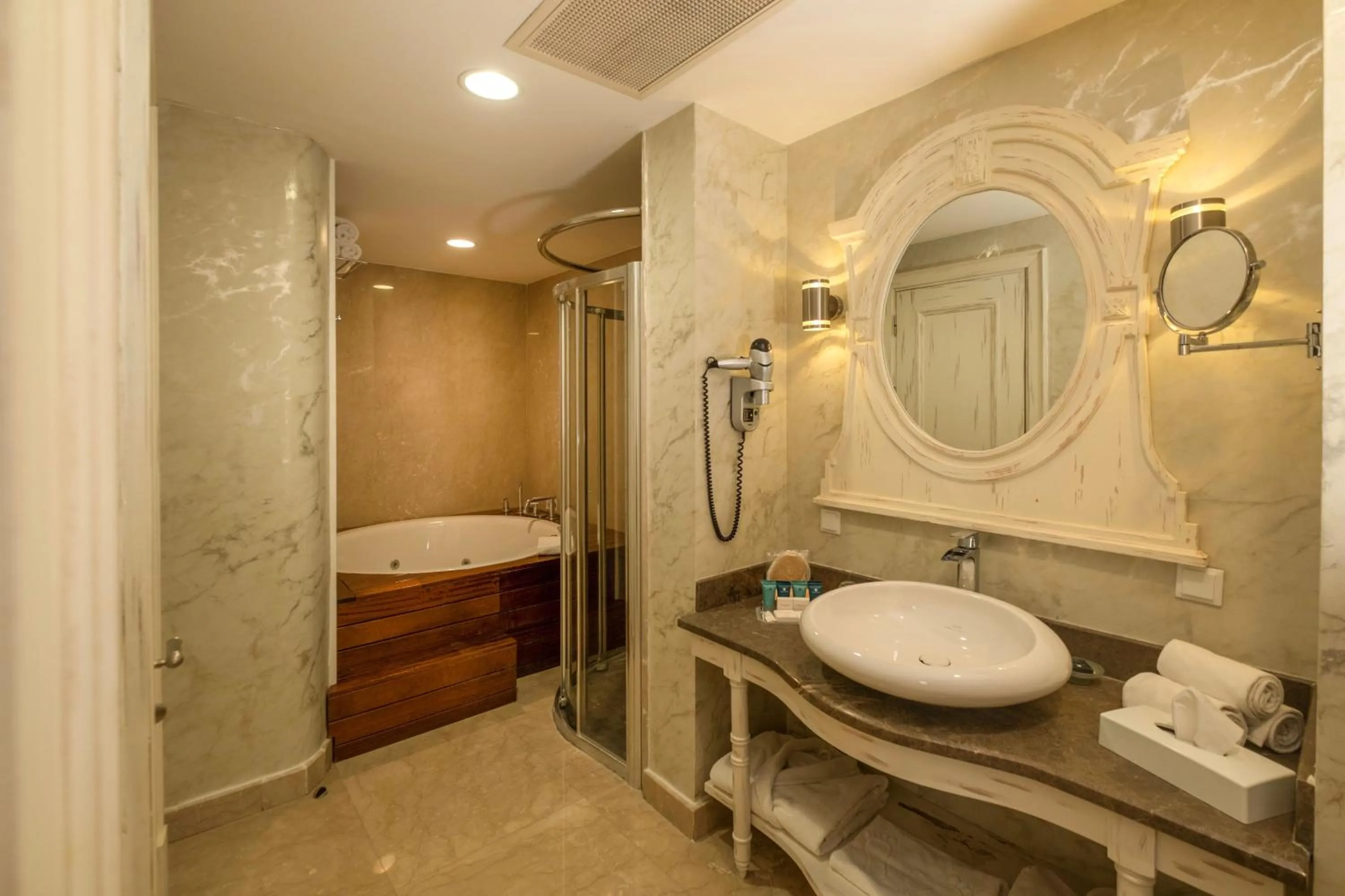 Shower in Ramada Plaza by Wyndham Mardin