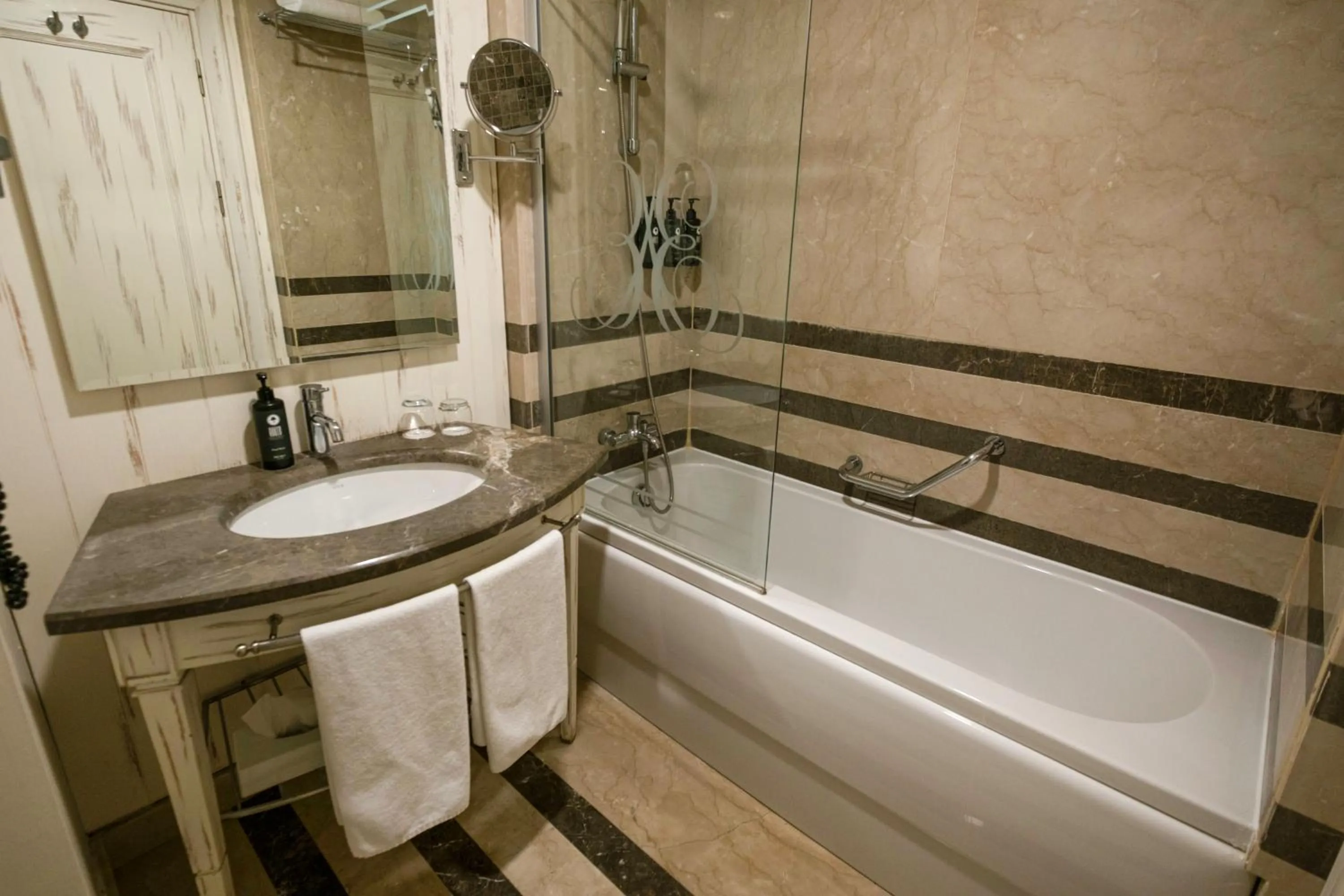 Bath in Ramada Plaza by Wyndham Mardin