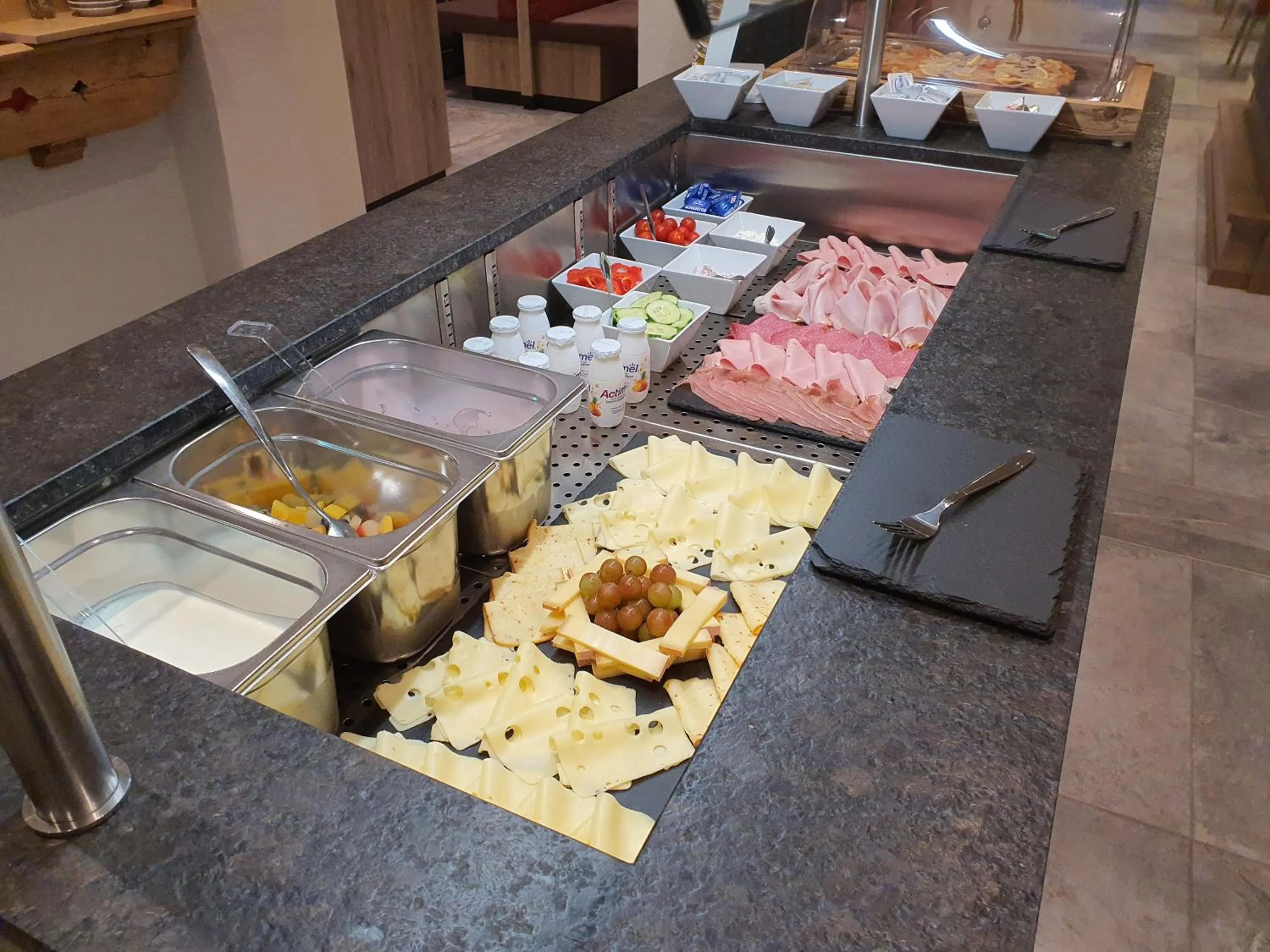 Buffet breakfast in Hotel Garni Romantik