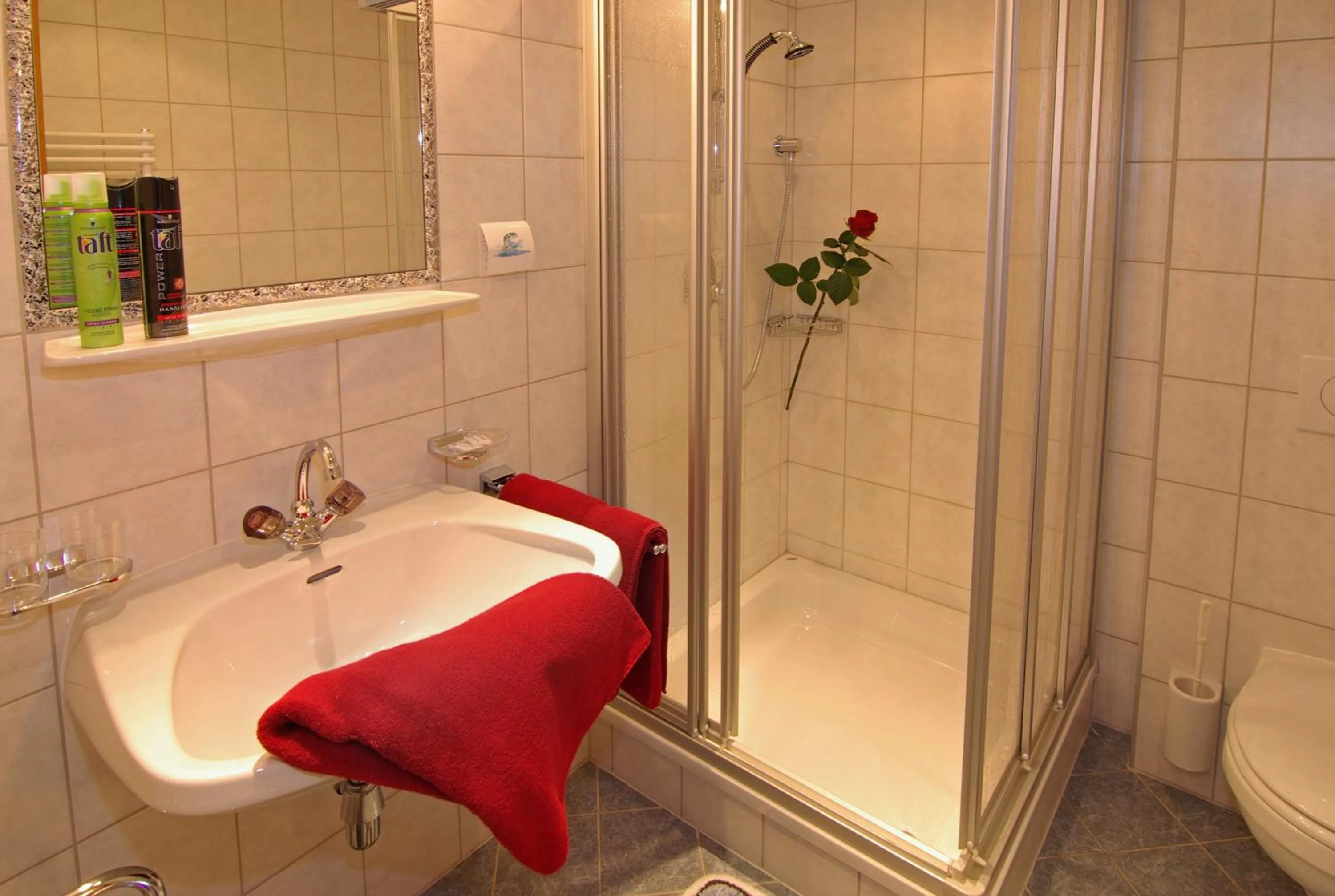 Bathroom in Hotel Garni Romantik