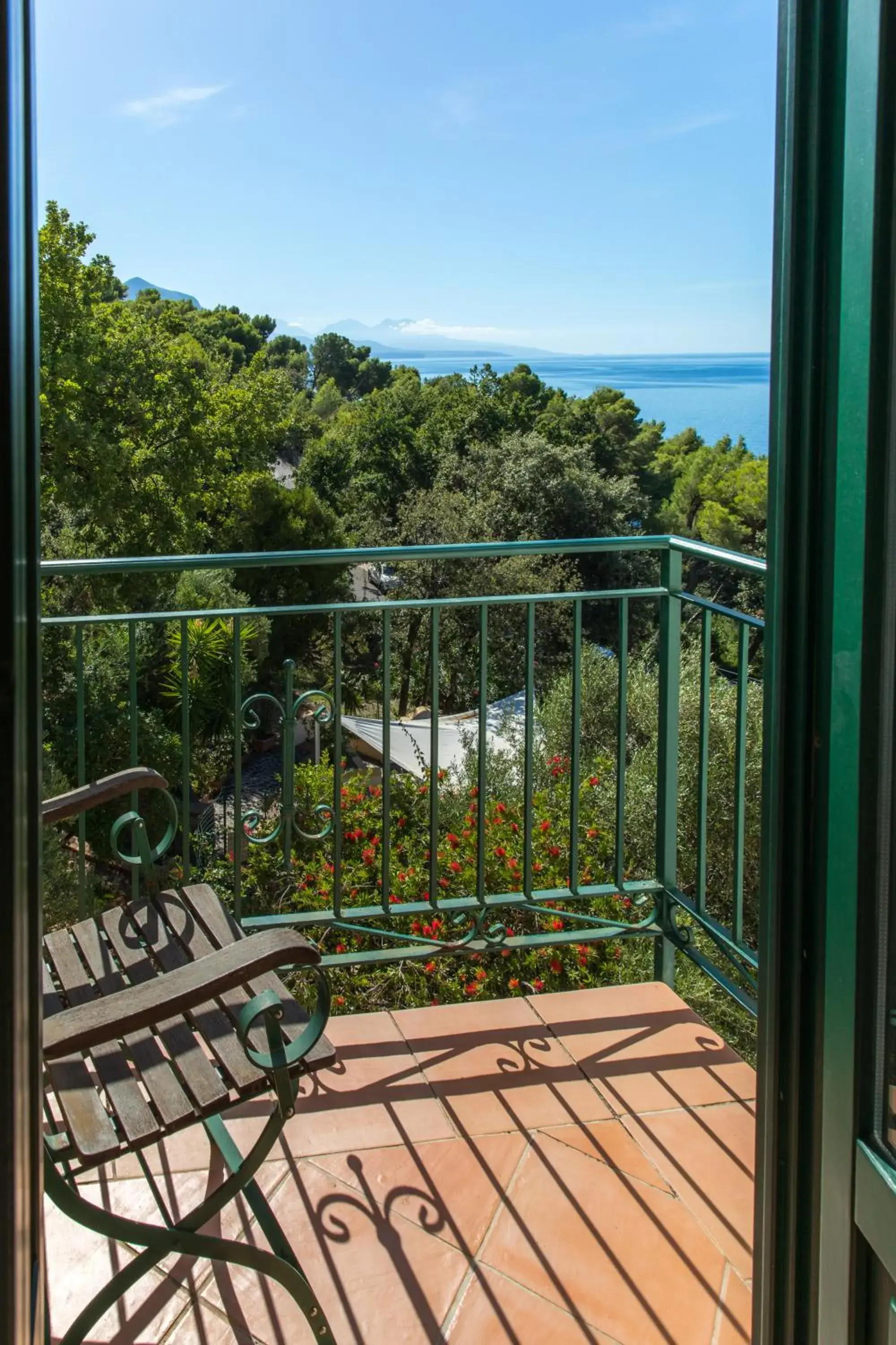 Economy Triple Room in Hotel Villa Delle Meraviglie Economy Triple Room in Hotel Villa Delle Meraviglie