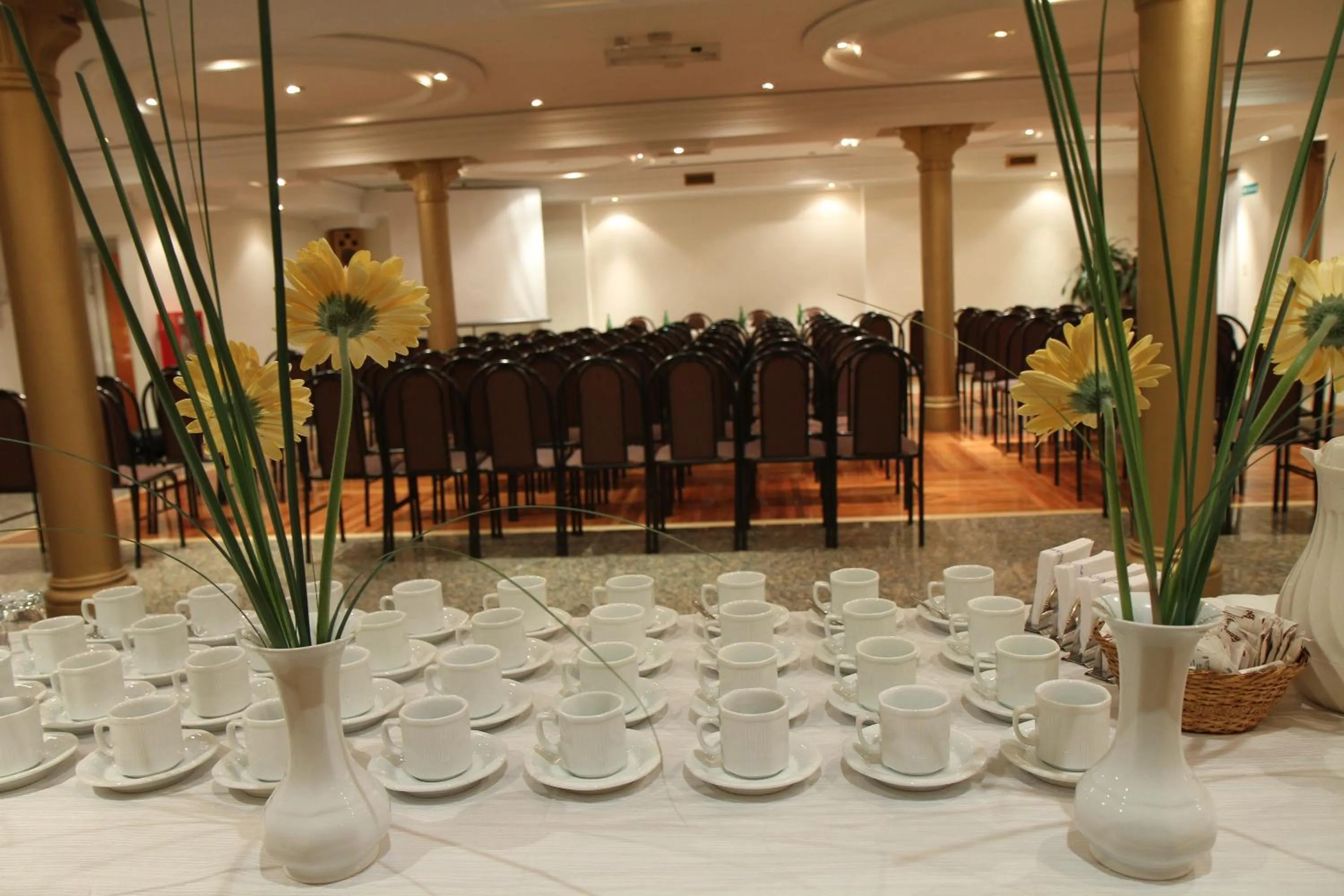 Restaurant/places to eat in Gran Hotel Ailen