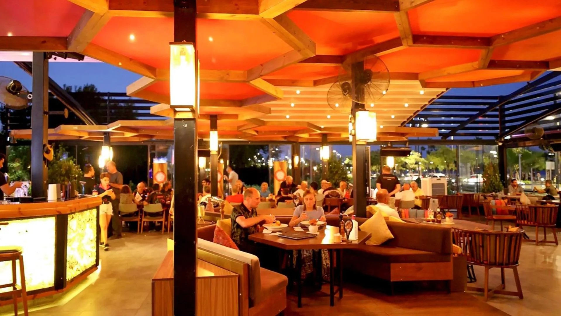 Restaurant/places to eat in The Corner Park Hotel