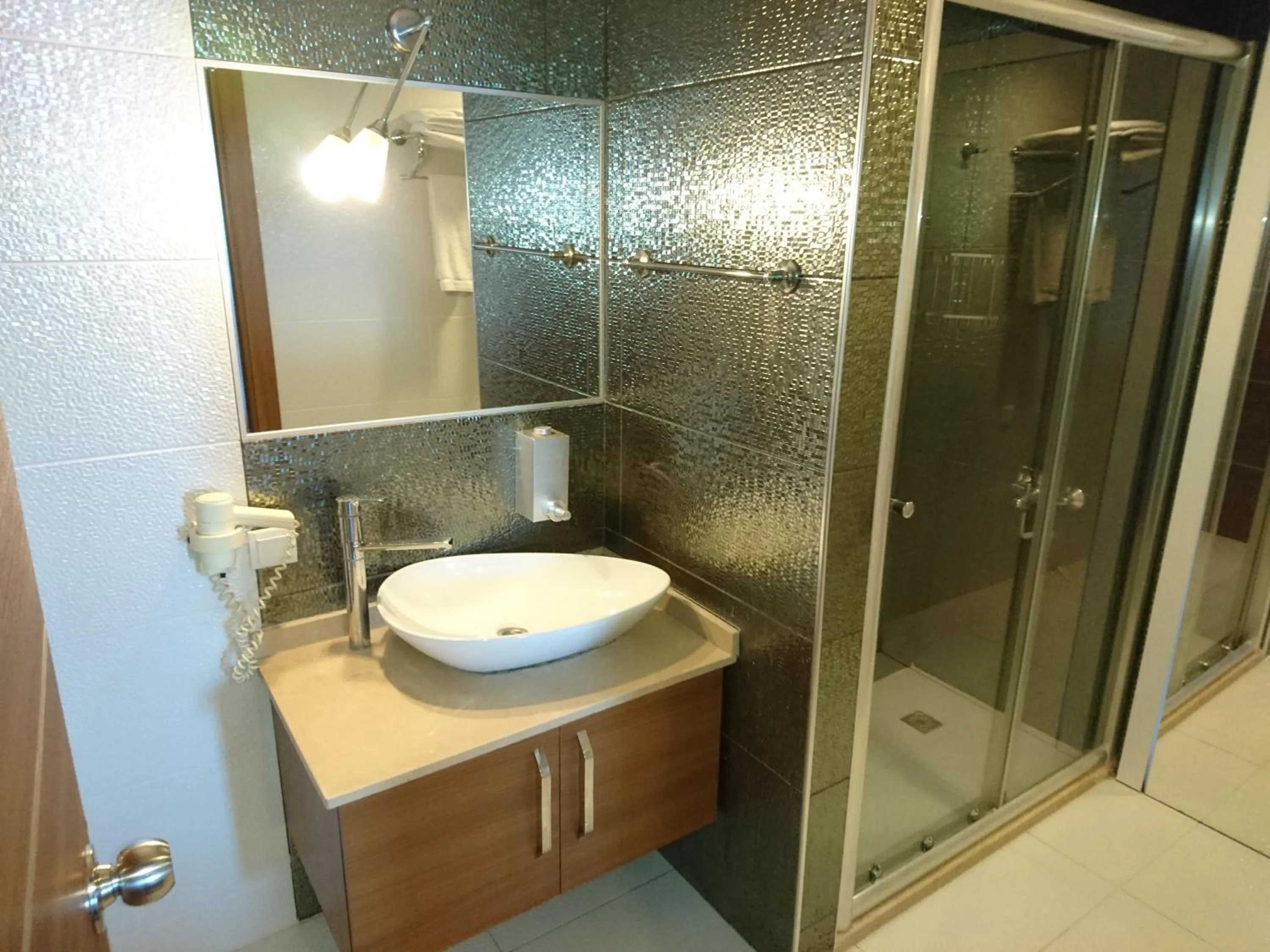 Shower in The Corner Park Hotel