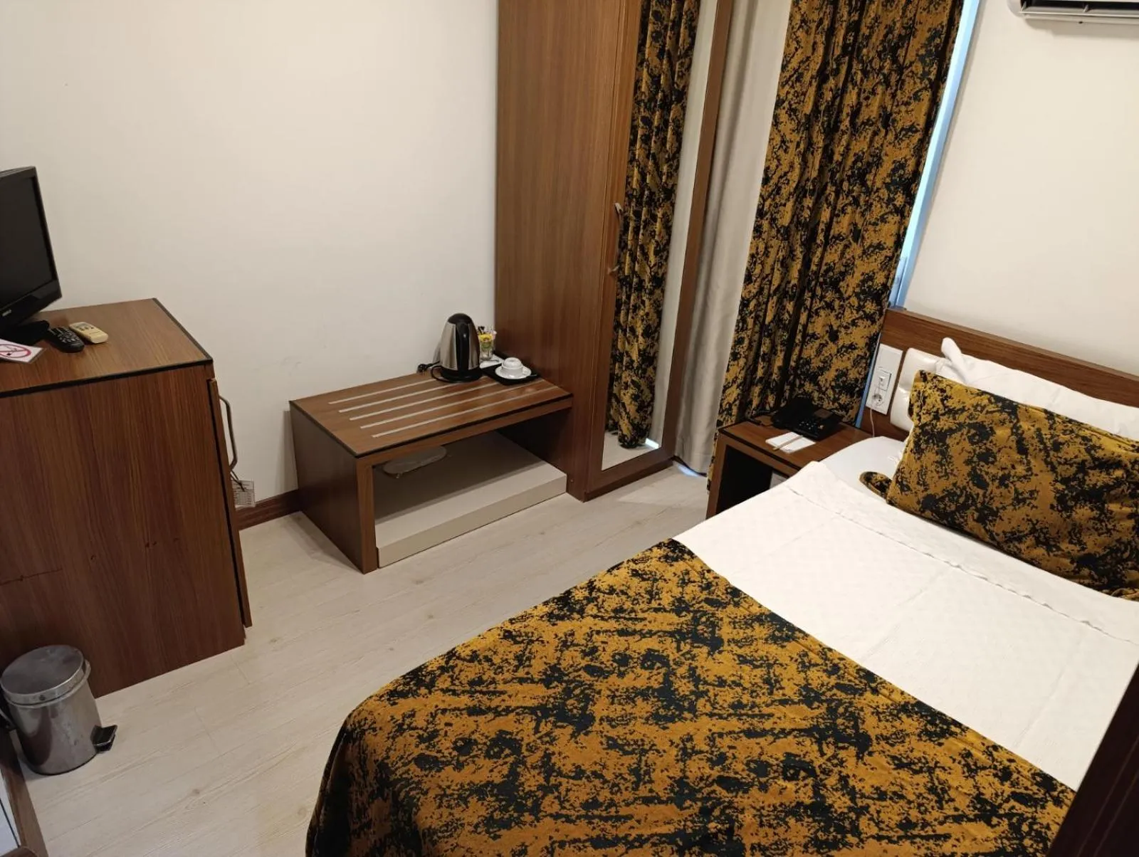 Bed in The Corner Park Hotel