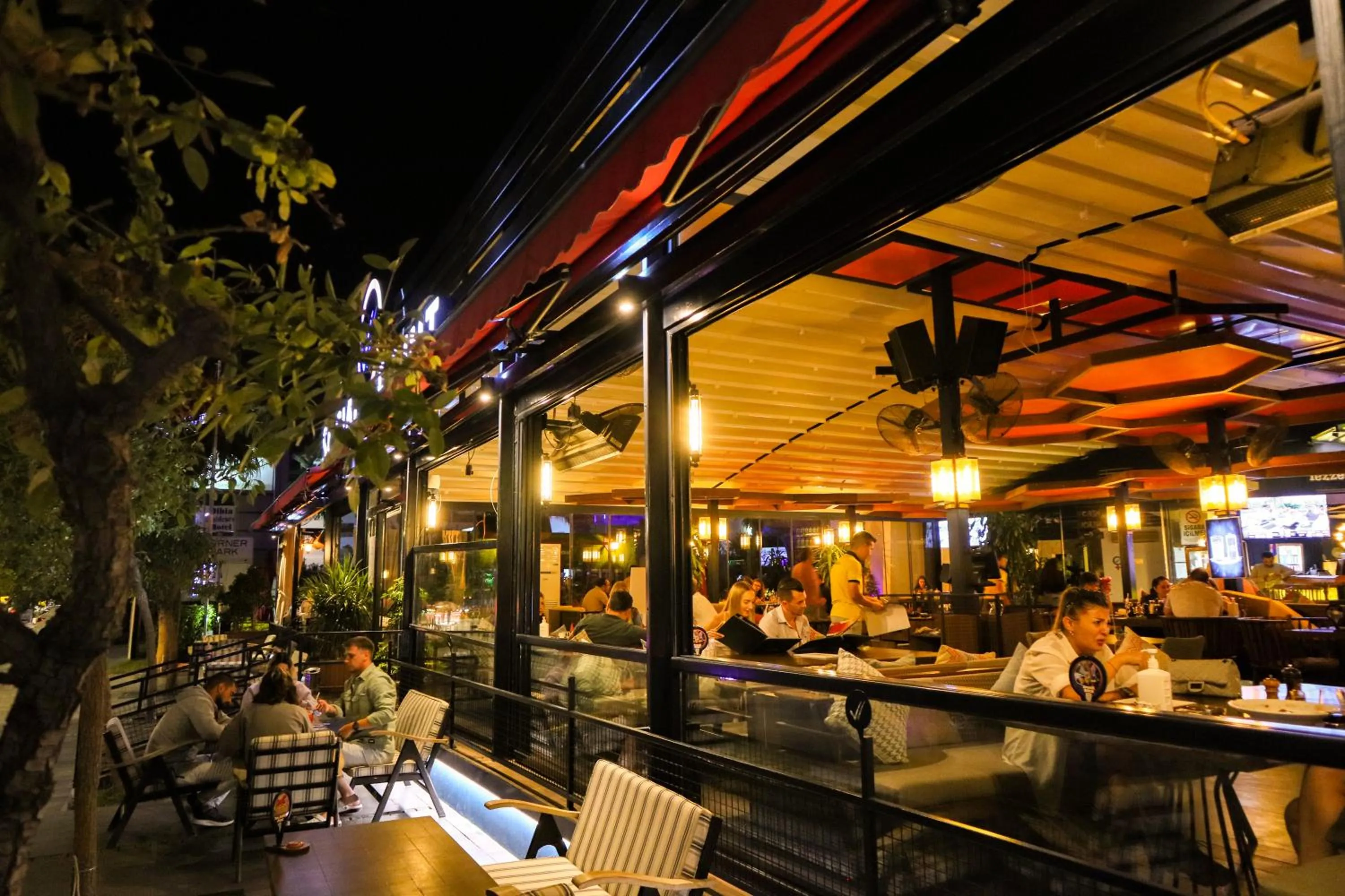 Restaurant/places to eat in The Corner Park Hotel