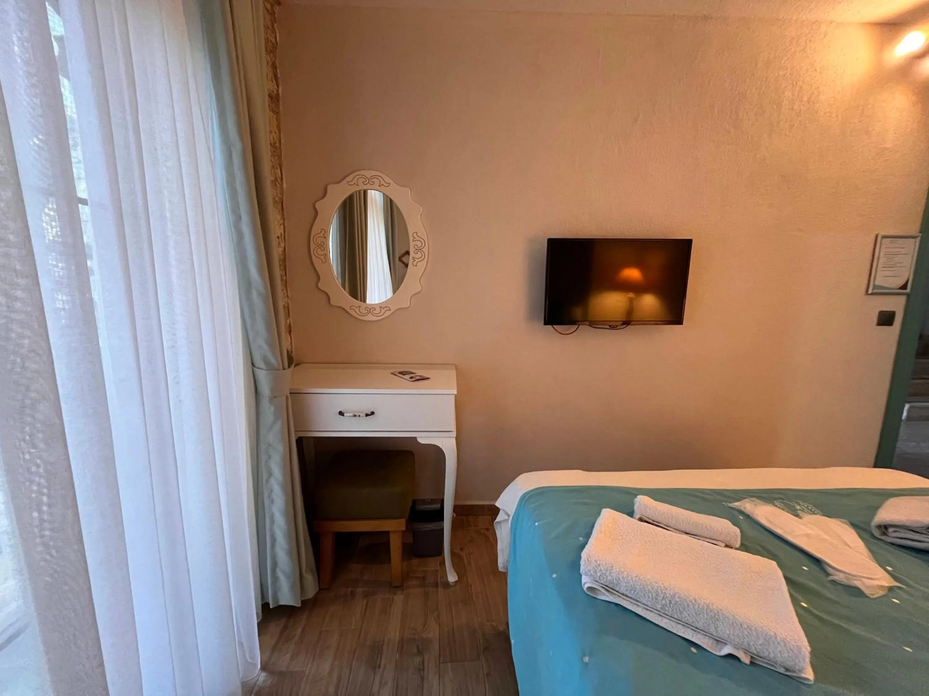 Photo of the whole room, Bed in Bedirhan Konak Otel