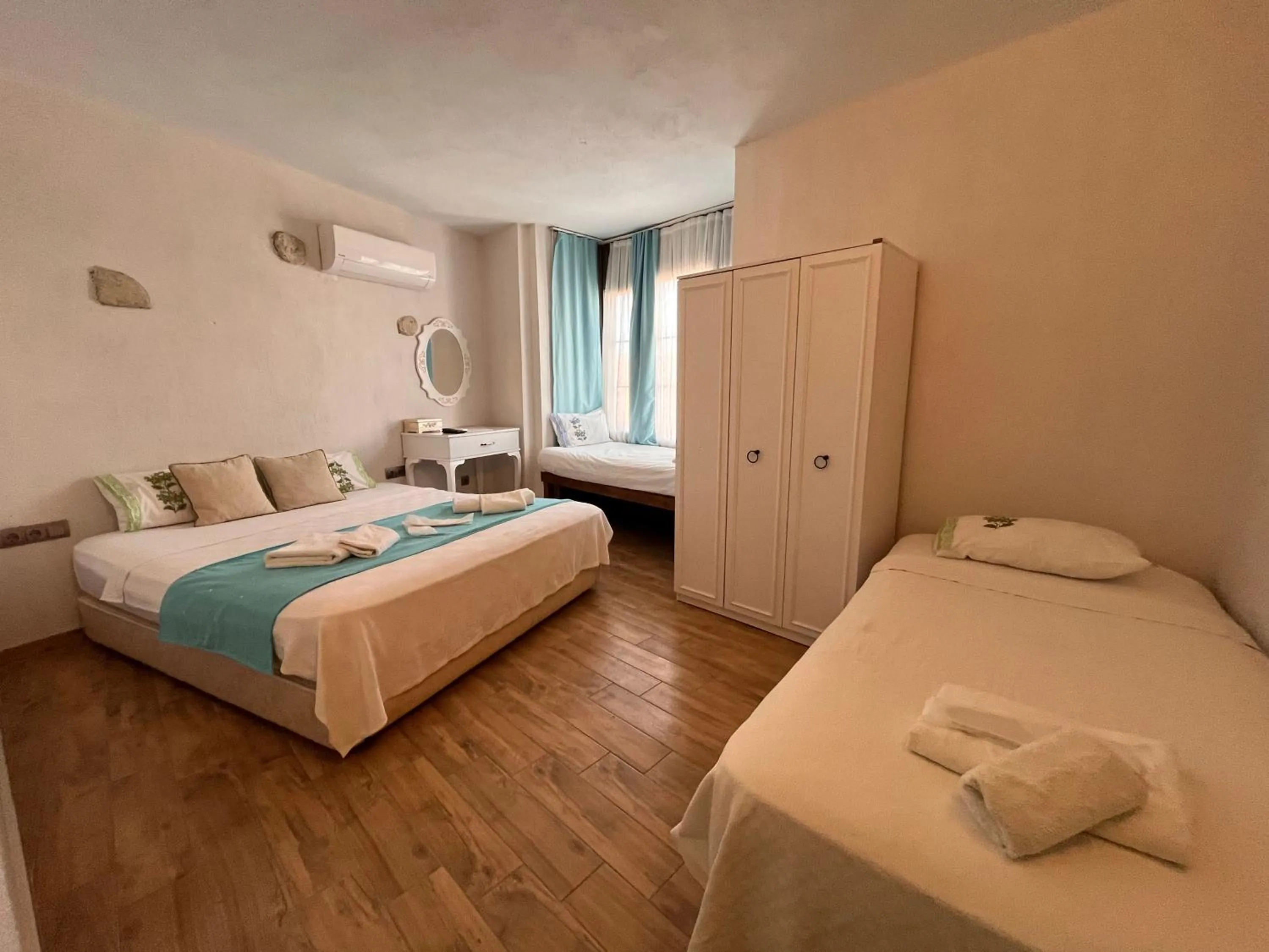 Photo of the whole room, Bed in Bedirhan Konak Otel
