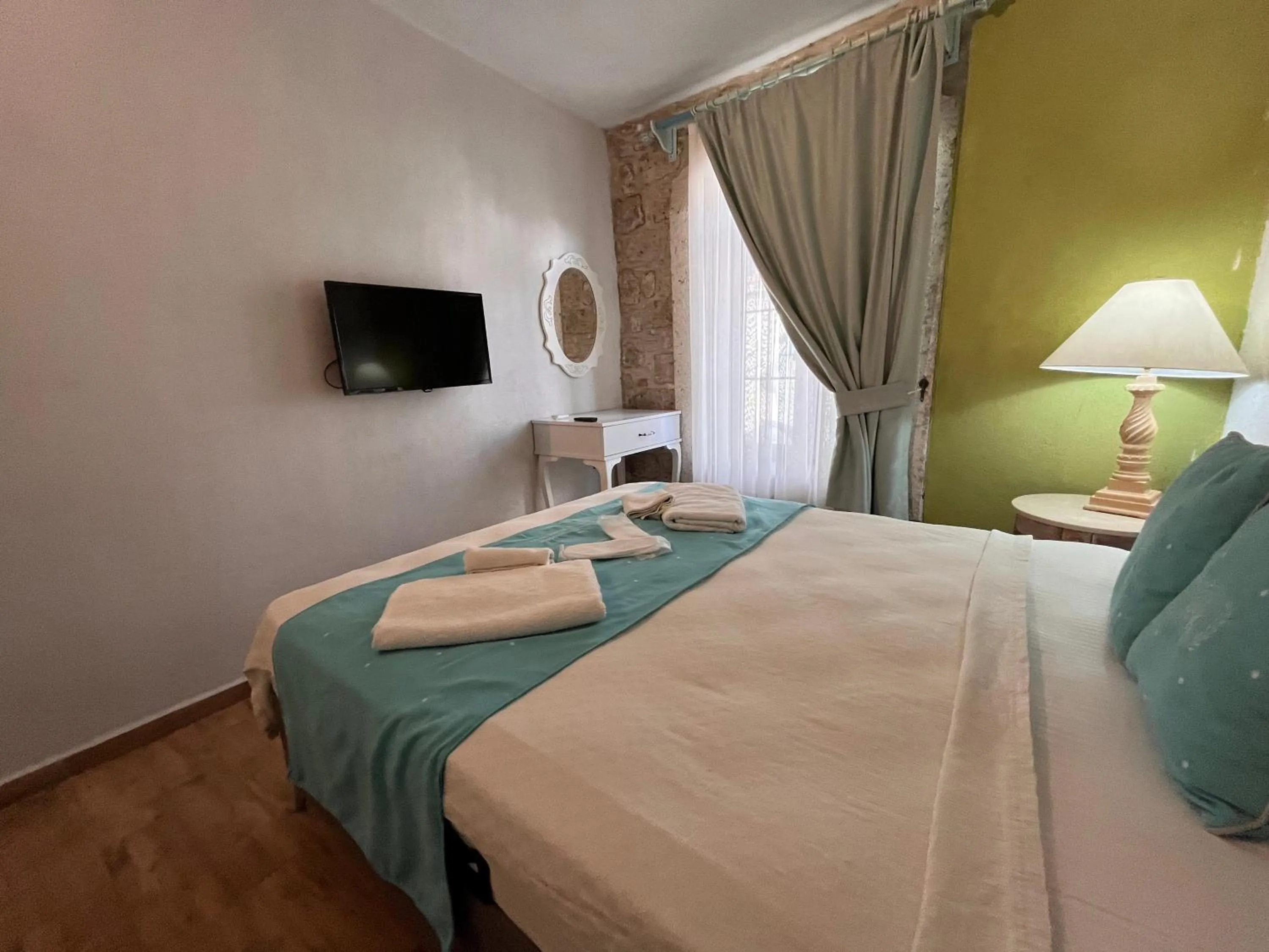 Photo of the whole room, Bed in Bedirhan Konak Otel