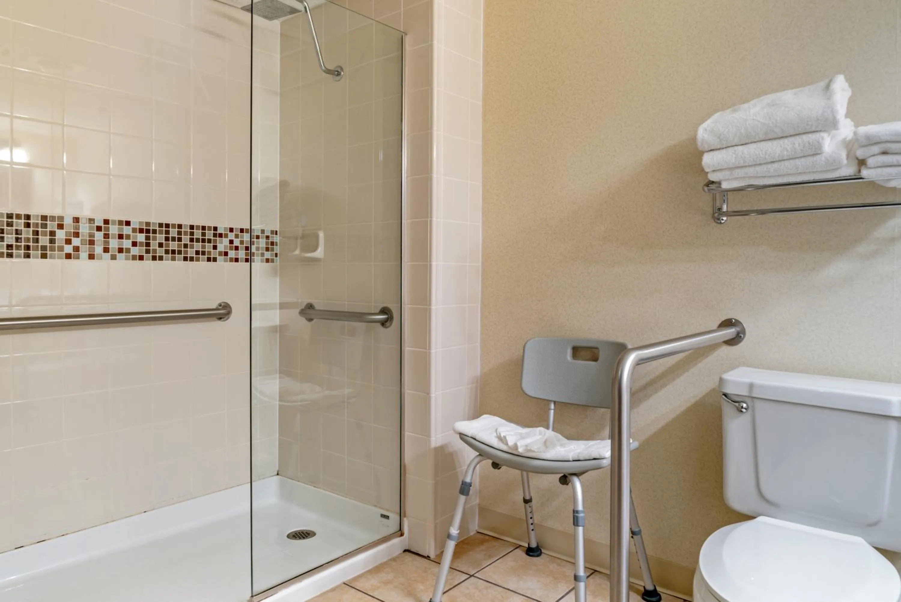 Shower in Quality Inn Saint Ignace I-75