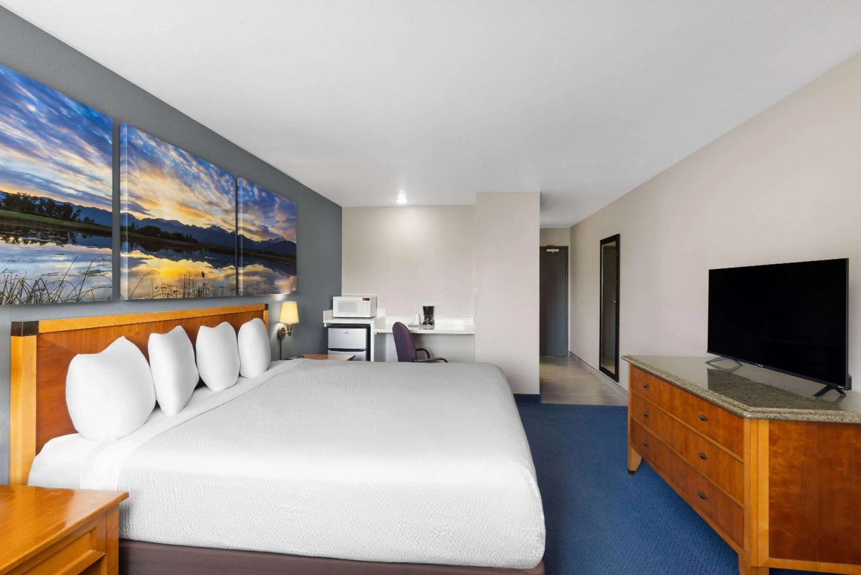 Photo of the whole room, Bed in Days Inn by Wyndham Ritzville