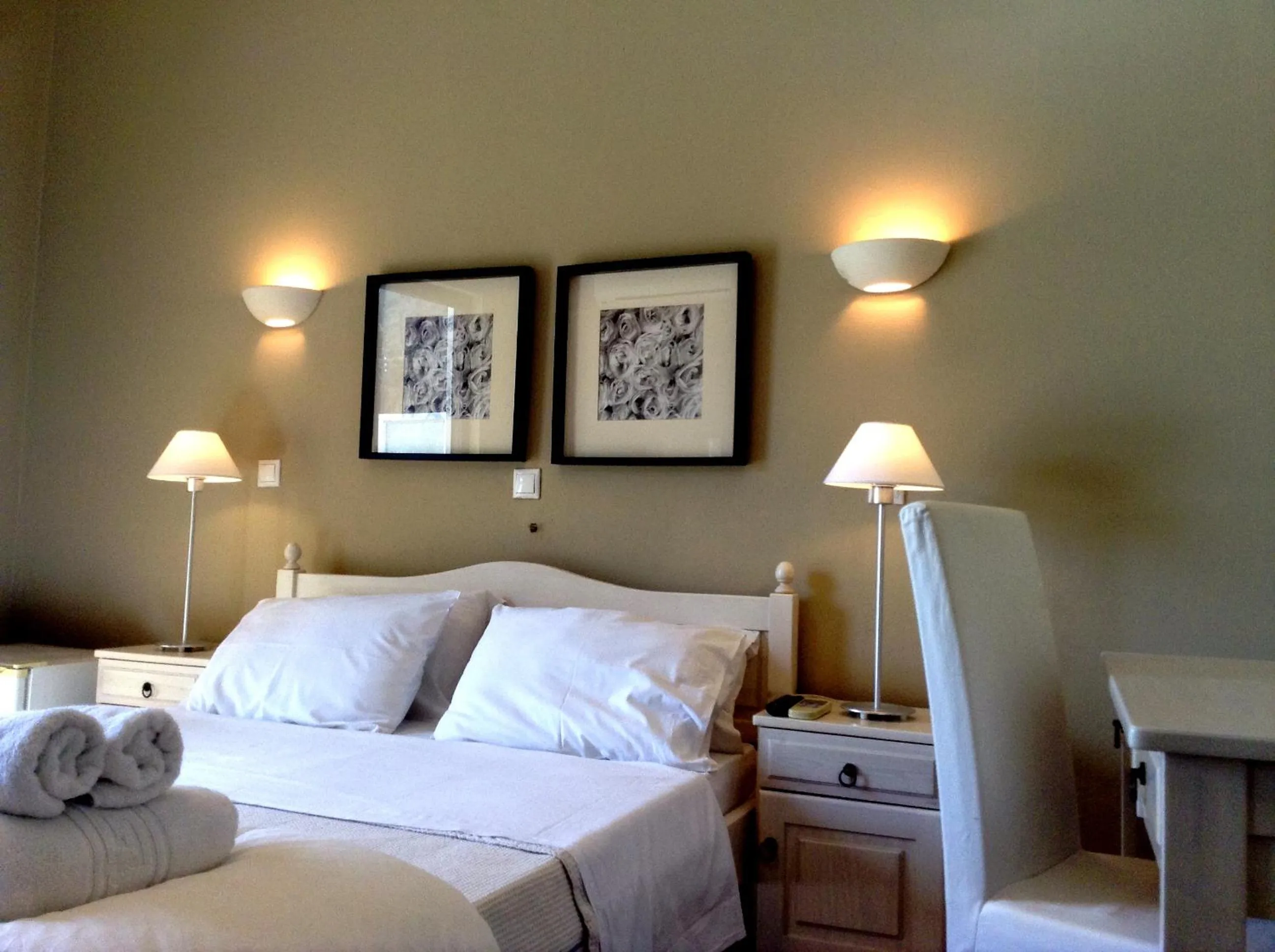 Photo of the whole room, Bed in Paradisos