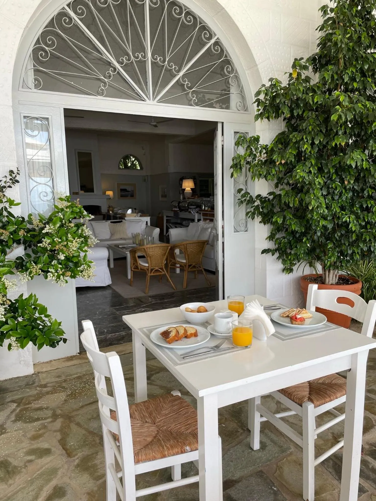 Seating area in Paradisos