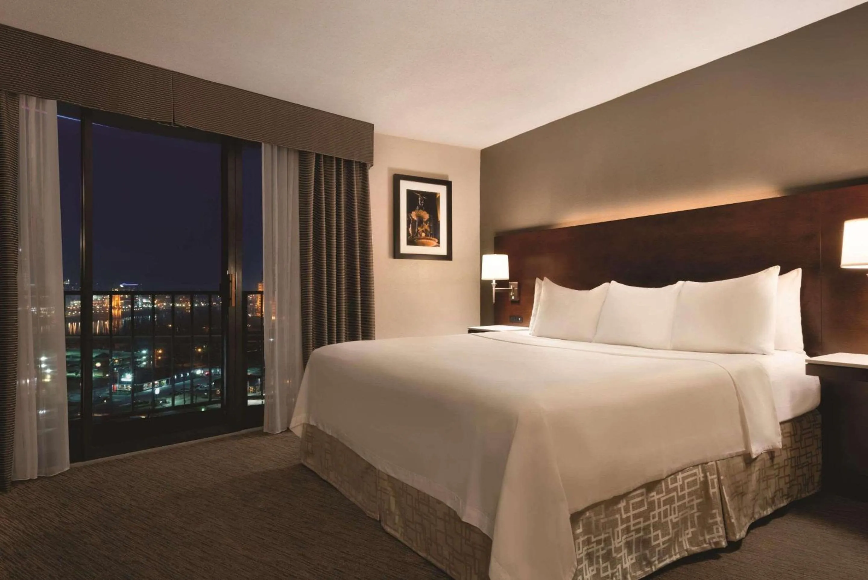 Bedroom, Bed in Radisson Hotel Cincinnati Riverfront