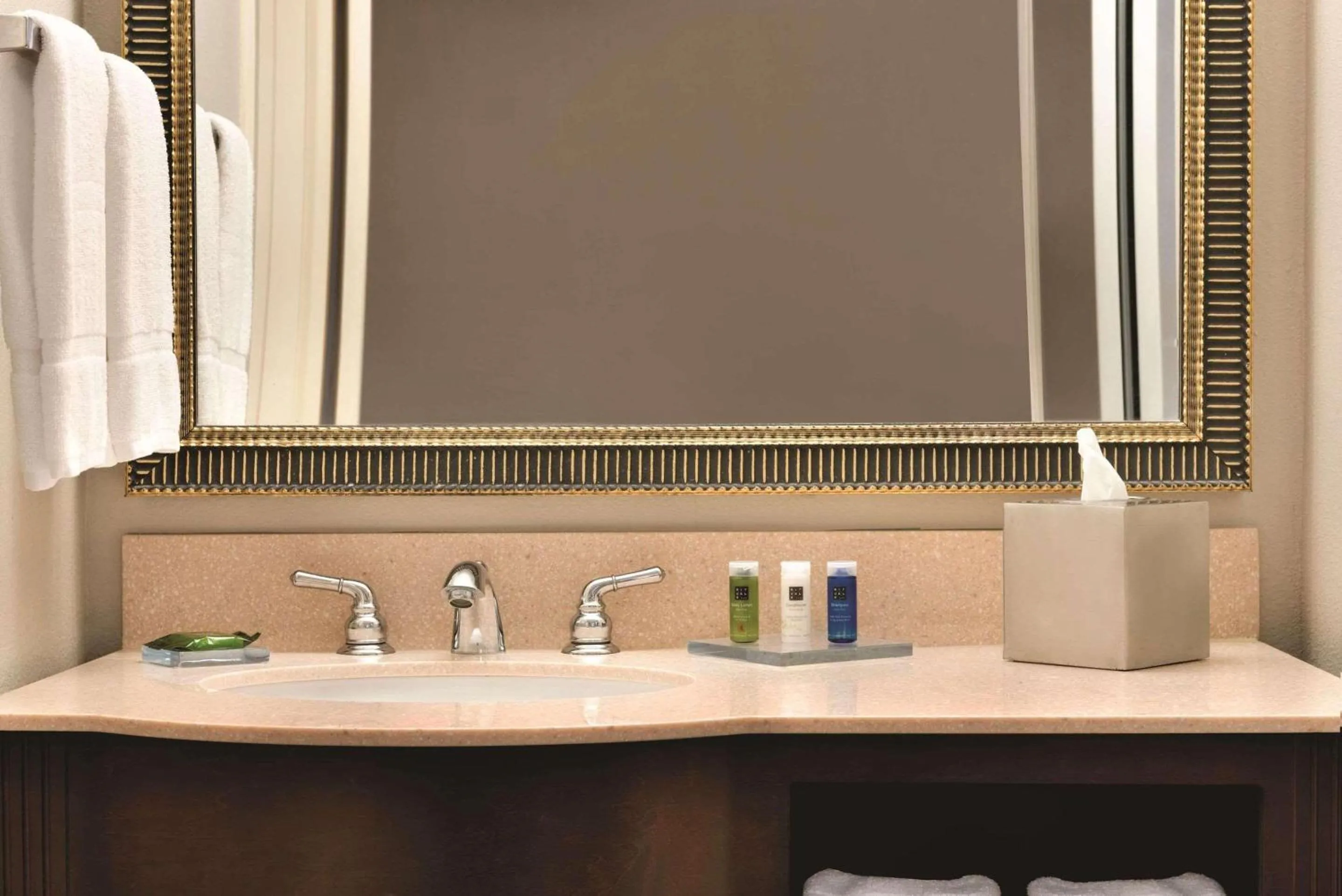 Bedroom in Radisson Hotel Cincinnati Riverfront