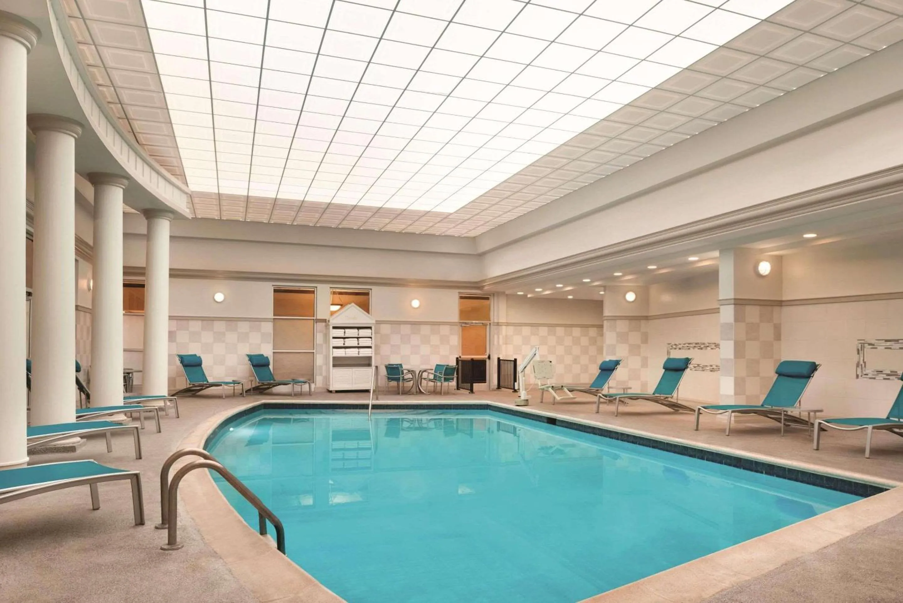 Swimming pool in Radisson Hotel Cincinnati Riverfront