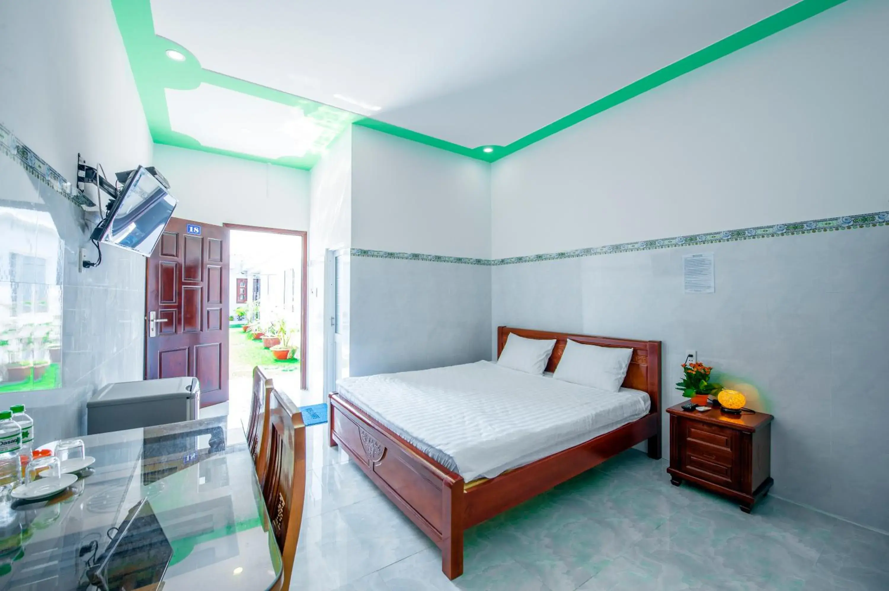 Queen Room with Pool View in Hotel Nguyên Toàn Queen Room with Pool View in Hotel Nguyên Toàn