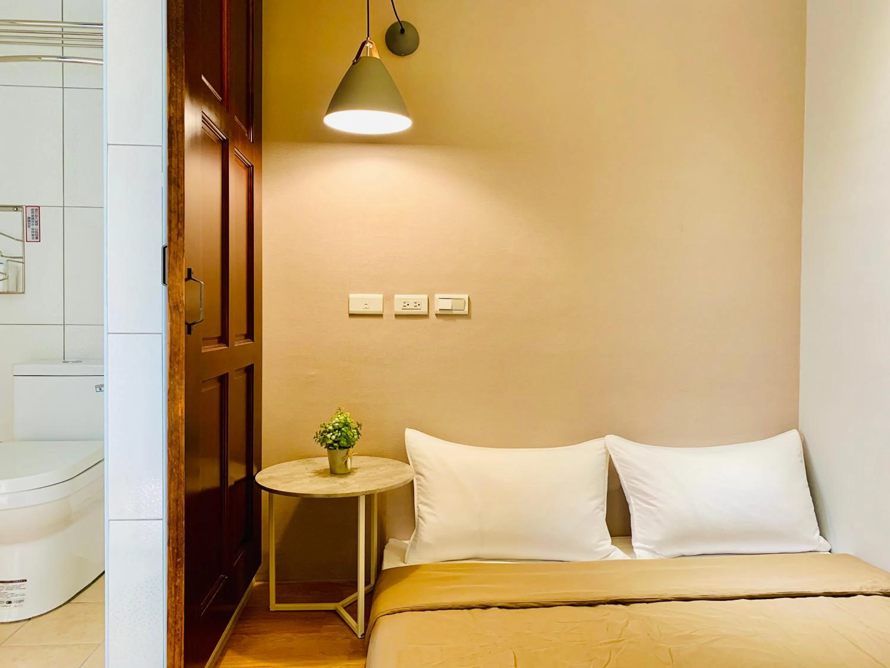 Photo of the whole room, Bed in OYAJI Guesthouse 歐野基民家宿泊