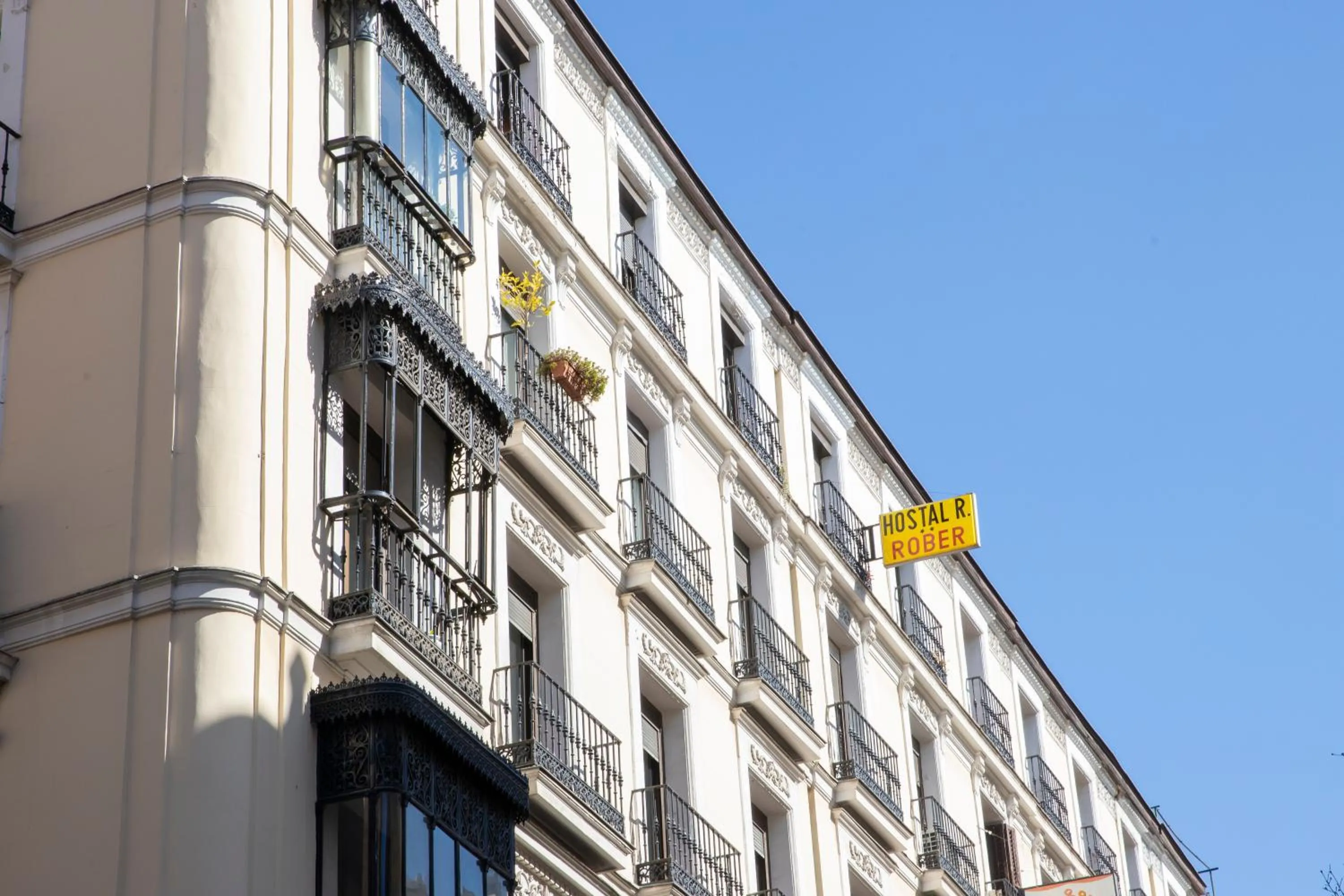 Property building in Hostal Rober