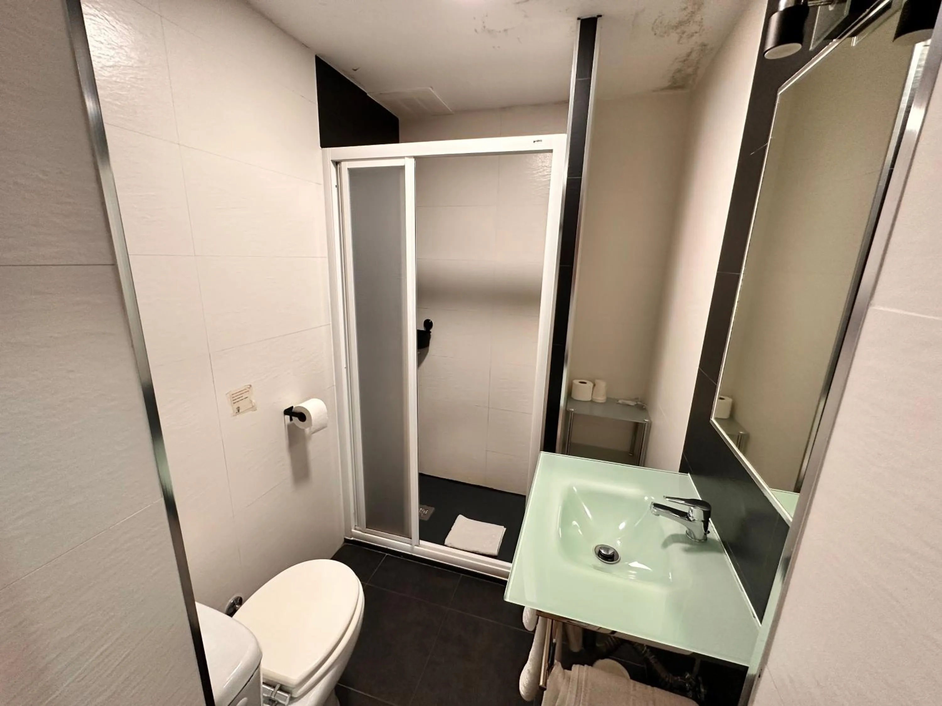 Bathroom in Hostal Rober